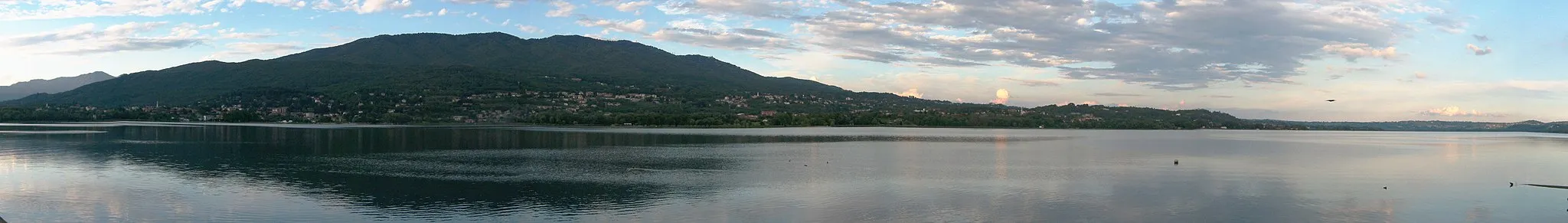 Photo showing: Panoramic of Varese lake from Biandronno