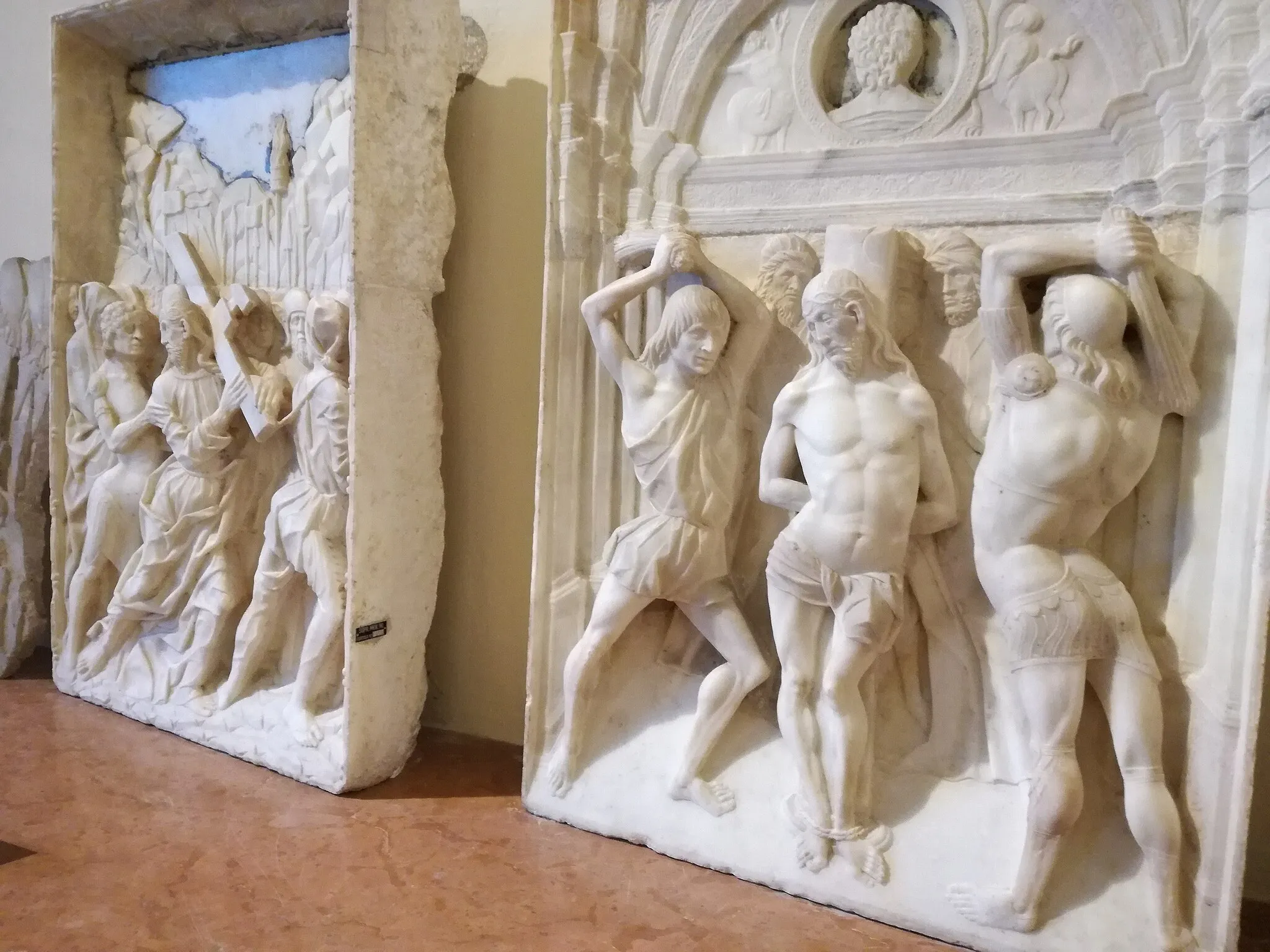 Photo showing: Museo della Certosa di Pavia, Scultura raffigurante la Flagellazione di Cristo di Amadeo Giovanni Antonio e Scultura raffigurante la Salita di Cristo al monte Calvario di Mantegazza Antonio (seconda metà sec. XV)
Gli Inventari della Certosa del 1845 e del 1868 menzionano le lastre raffiguranti la Flagellazione e il Cristo portacroce, (l'Orazione nell'orto non viene citata) collocate sull'altare della cappella dei Novizi