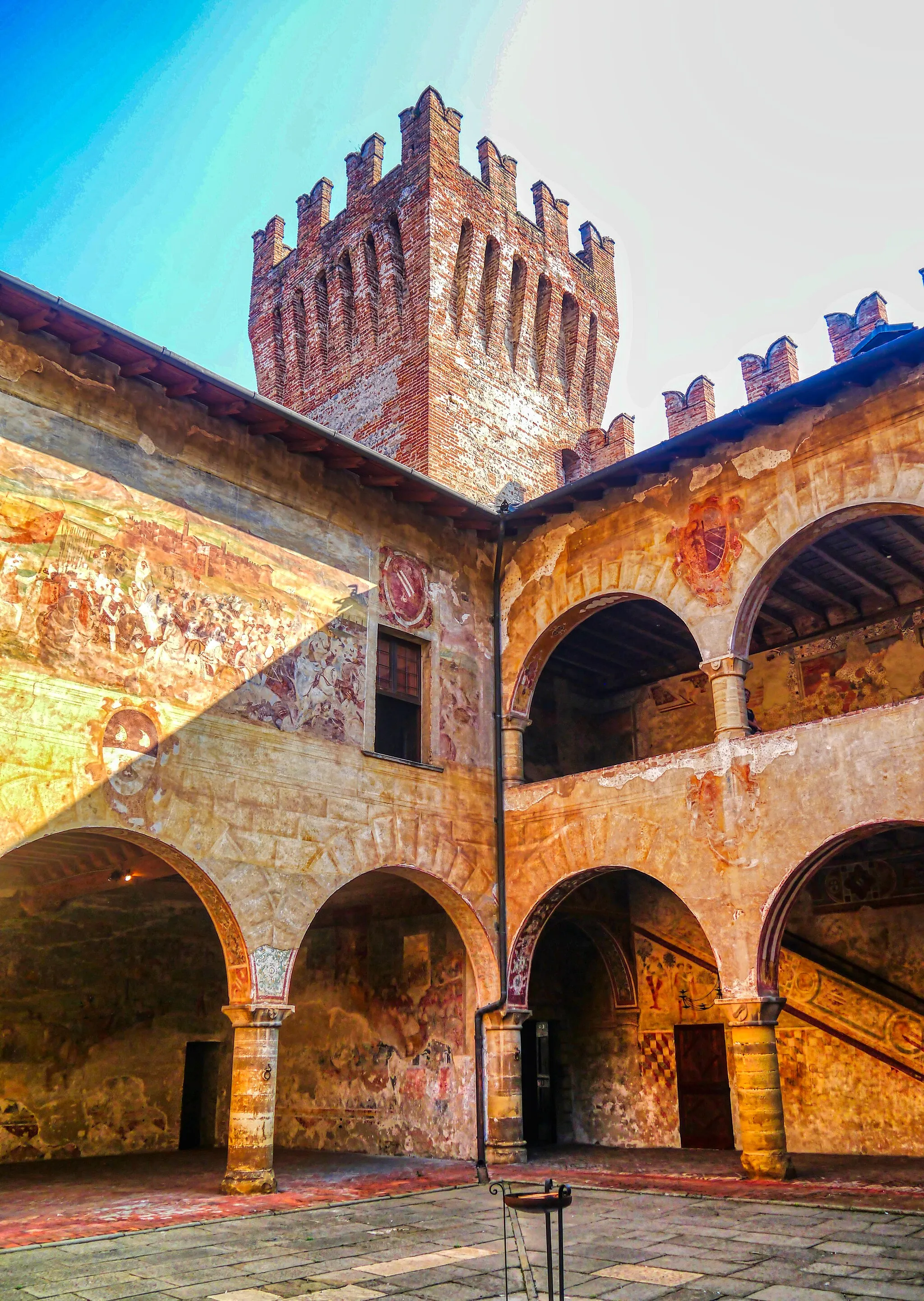 Photo showing: Inner Courtyard of the Malpaga Castle, Cavernago, Province of Brescia, Region of Lombardy, Italy