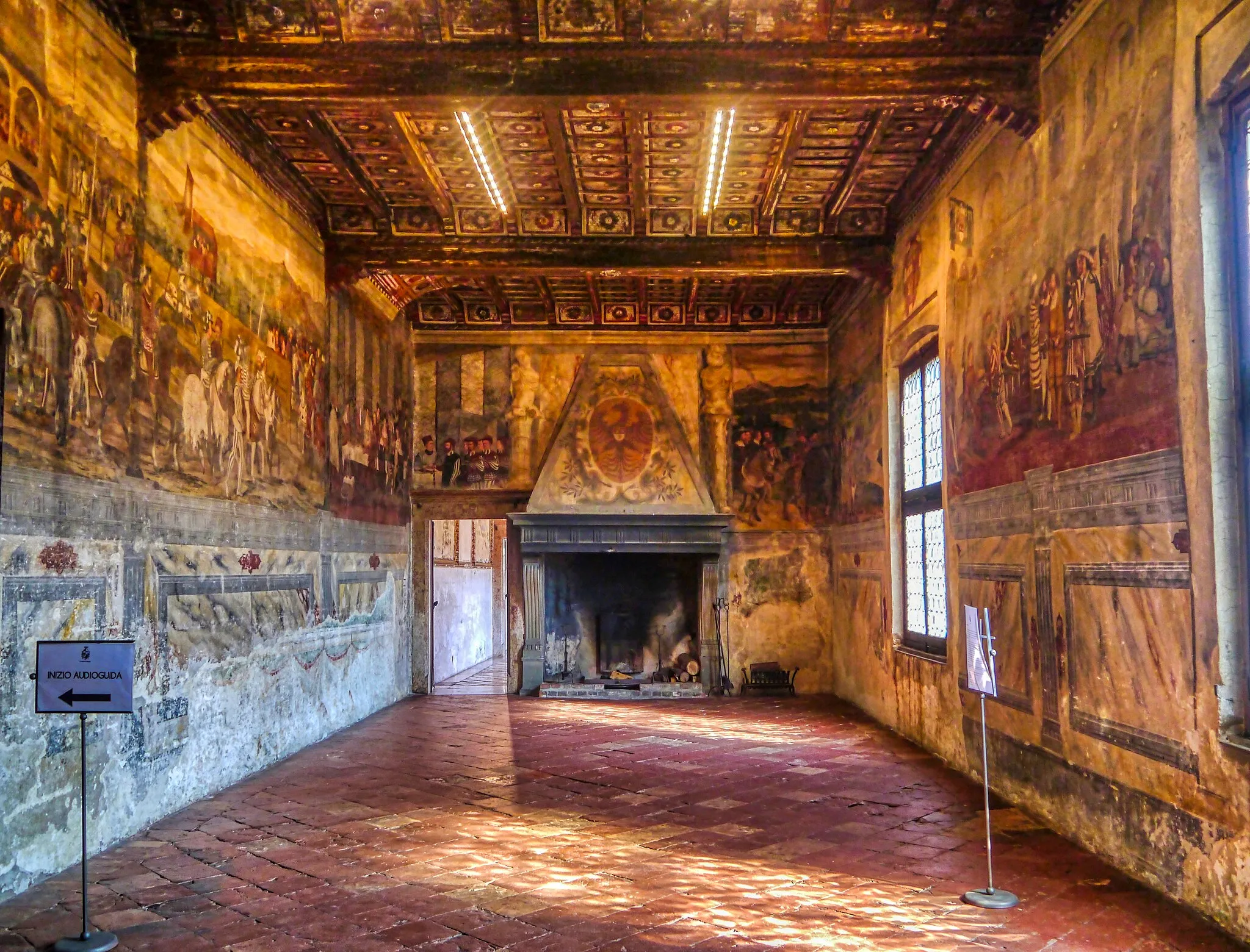 Photo showing: Banquet Hall of the Malpaga Castle, Cavernago, Province of Brescia, Region of Lombardy, Italy