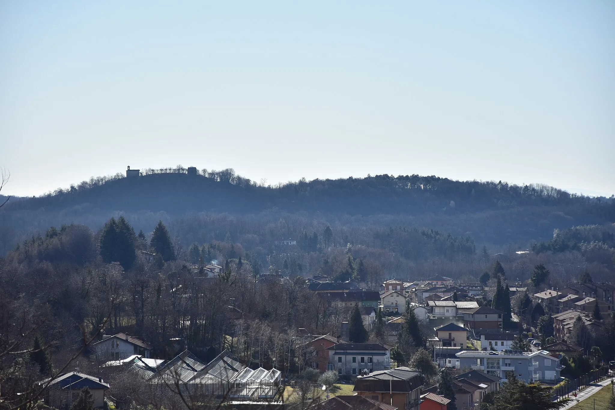 Photo showing: Panorama di Viggiù verso sud, con la frazione di Baraggia, in provincia di Varese. Sullo sfondo a sinistra si nota il colle di san Maffeo, già in provincia di Como, sormontato dall'omonima chiesa. I boschi nel mezzo appartengono invece al territorio svizzero.