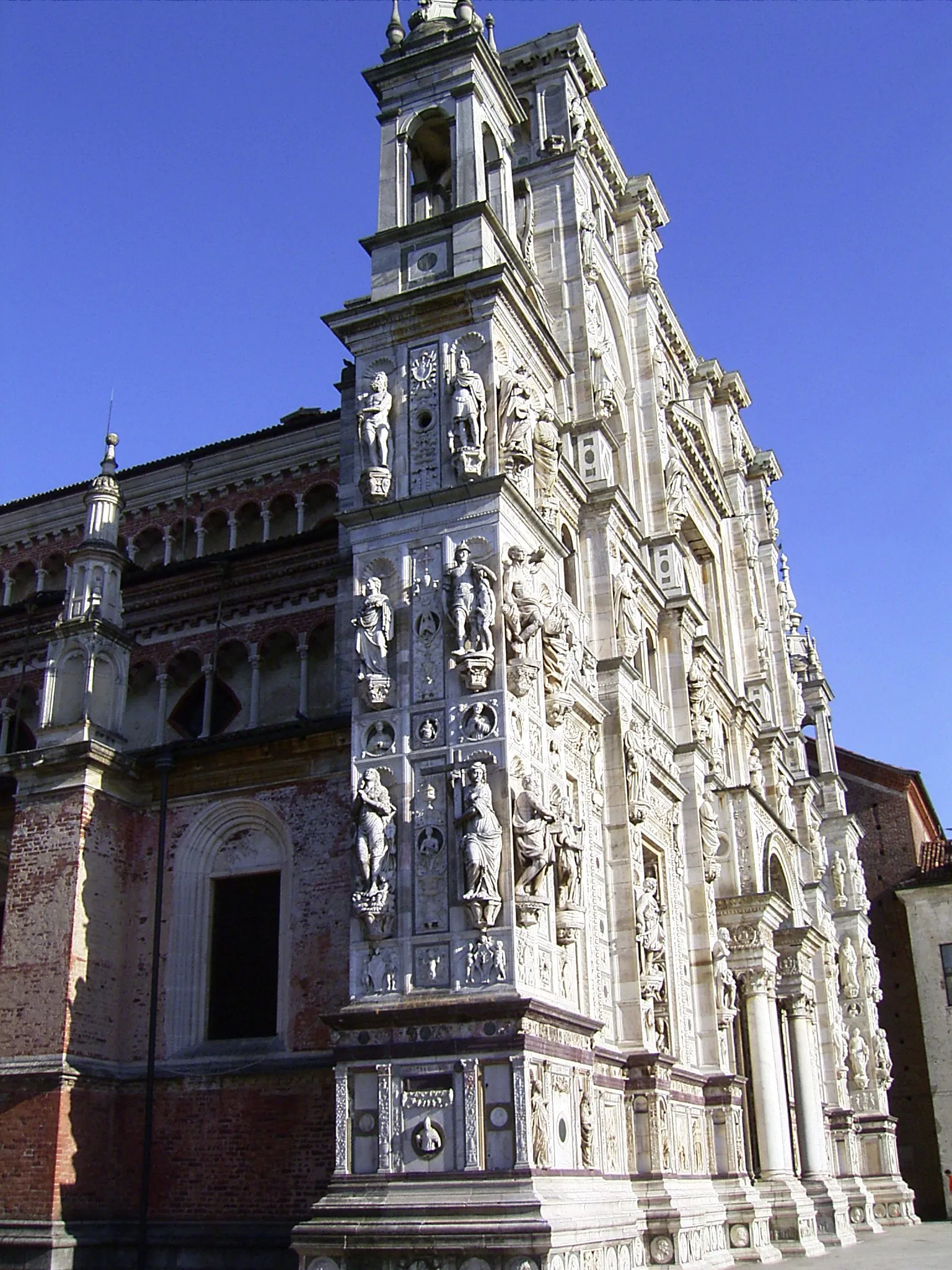 Photo showing: A lateral view of the church of the monastery of Certosa di Pavia, near Pavia, Italy.