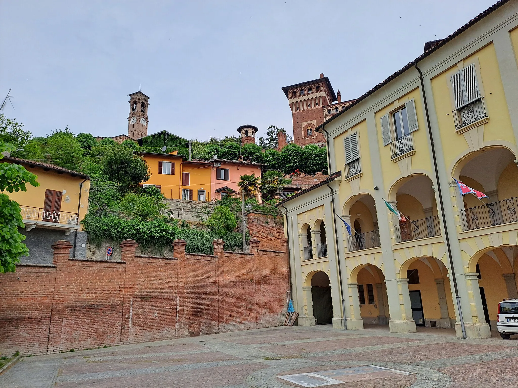 Photo showing: Cereseto (AL): Palazzo del municipio (sulla destra); sullo sfondo campanile della chiesa parrocchiale e castello.