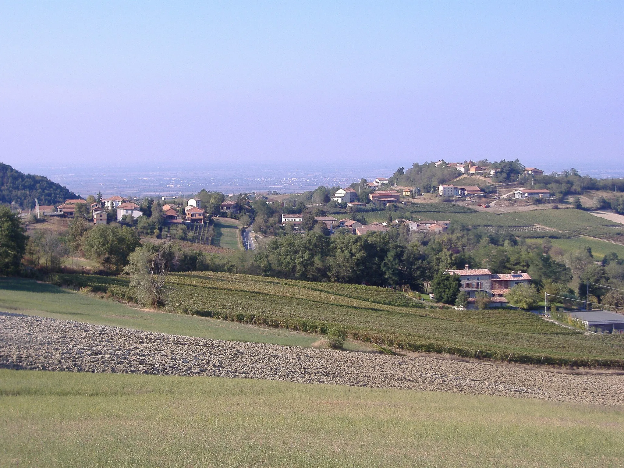 Photo showing: Panorama di San Lorenzo (sede municipio) e Monticelli (collina sulla destra), frazioni di Pozzol Groppo