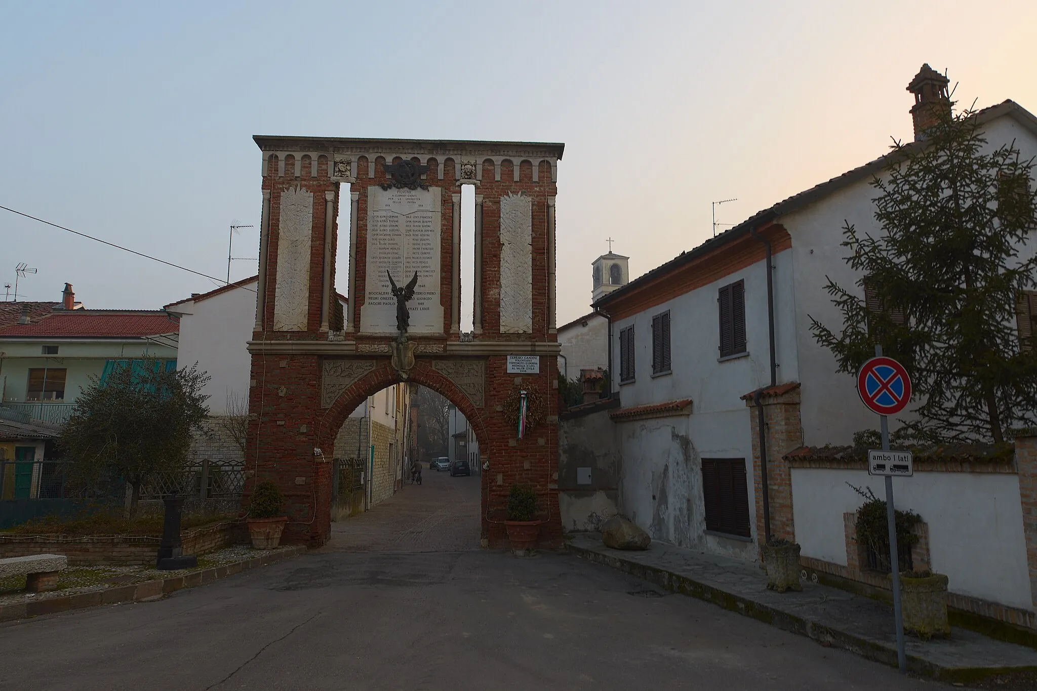 Photo showing: Antica porta e monumento ai caduti