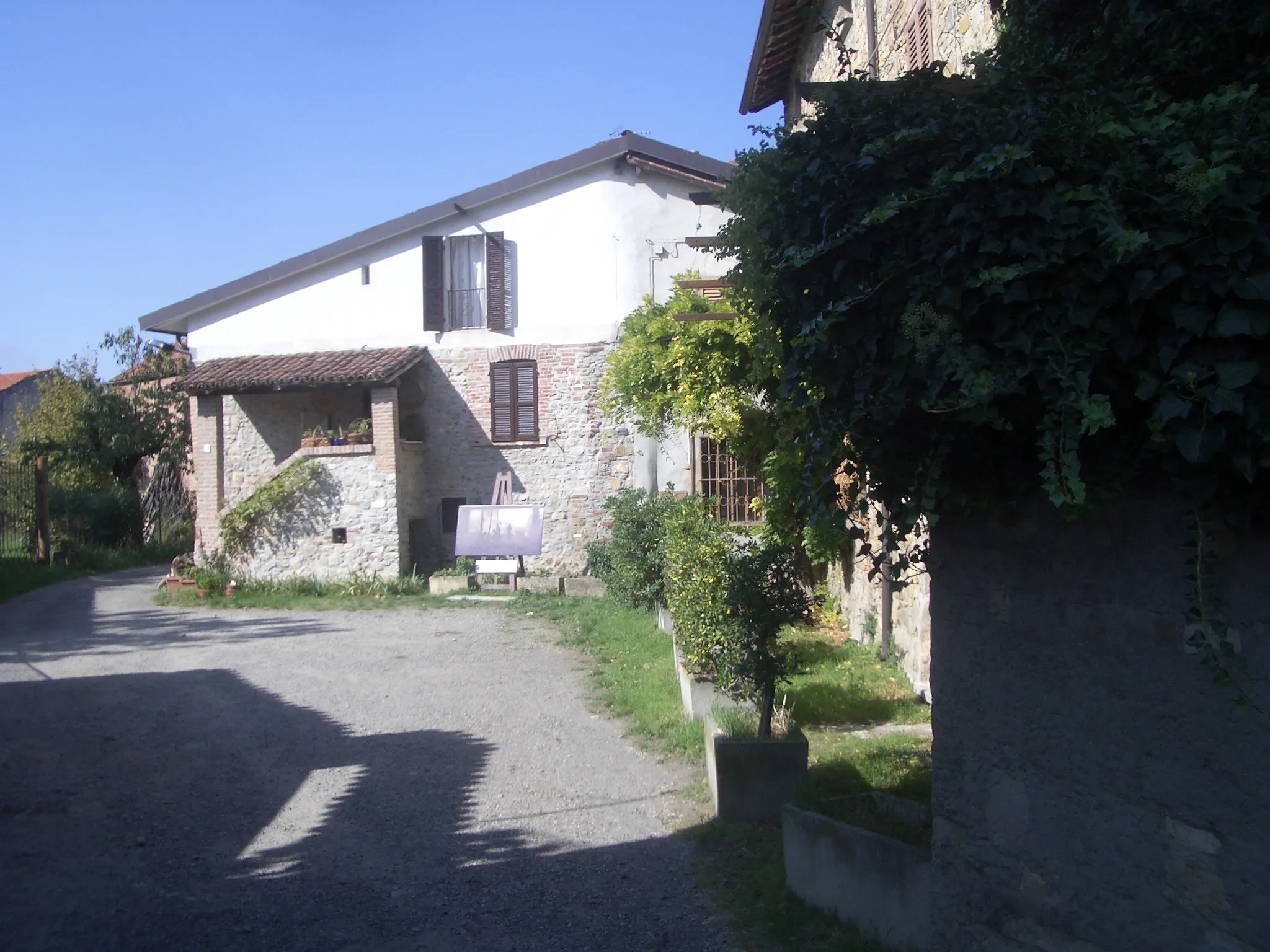 Photo showing: House and courtyard  of the painter Pelizza da Volpedo, Volpedo, Alessandria, Italy