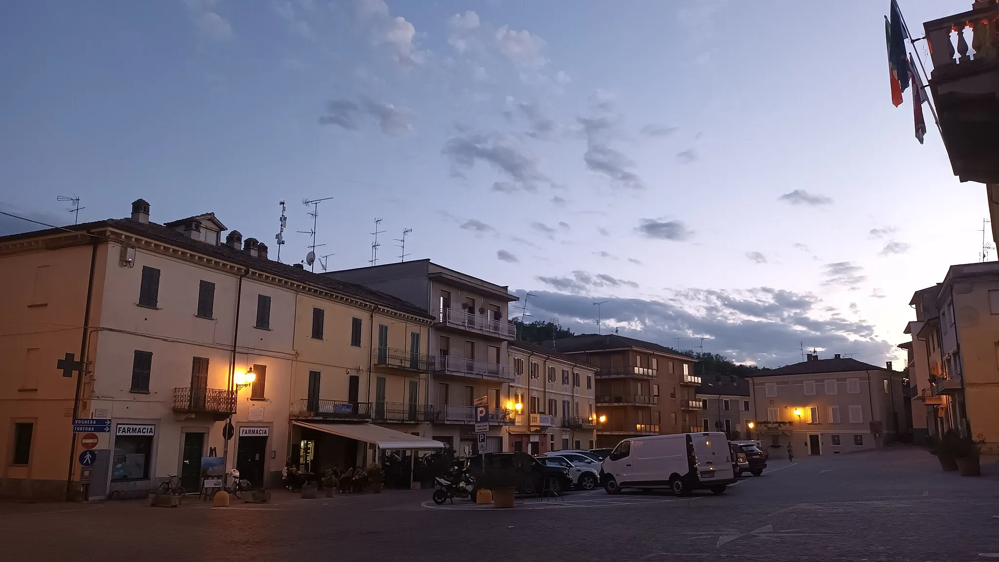 Photo showing: Piazza Libertà, Volpedo, al tramonto