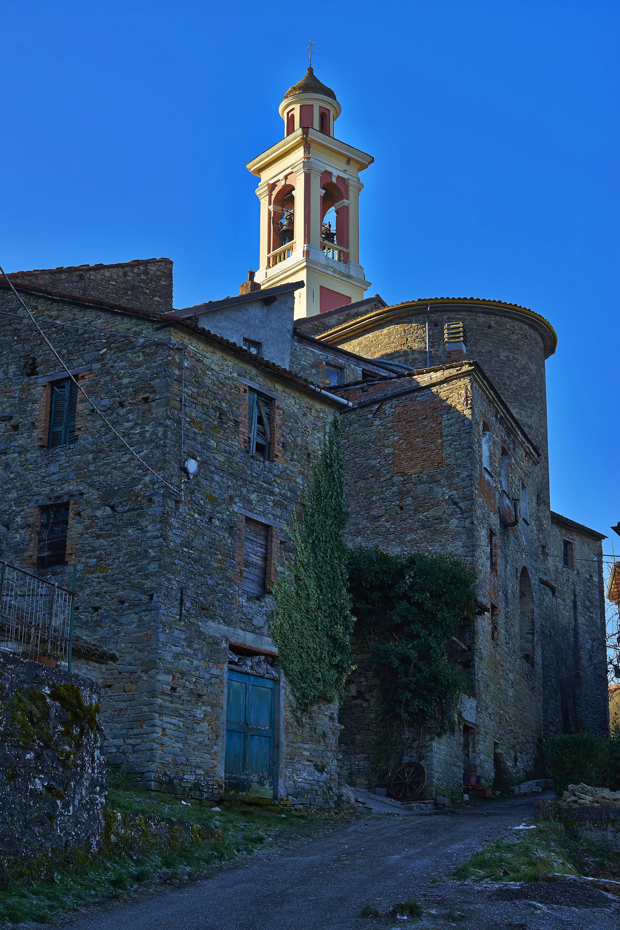 Photo showing: Dietro la chiesa di San Donnino