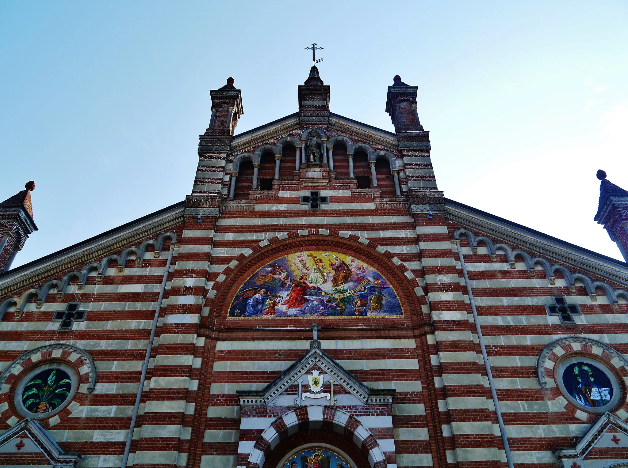 Photo showing: Facade of the Basilica of St. Dalmatius, Quargnento, Province of Alessandria, Region of Piedmont, Italy