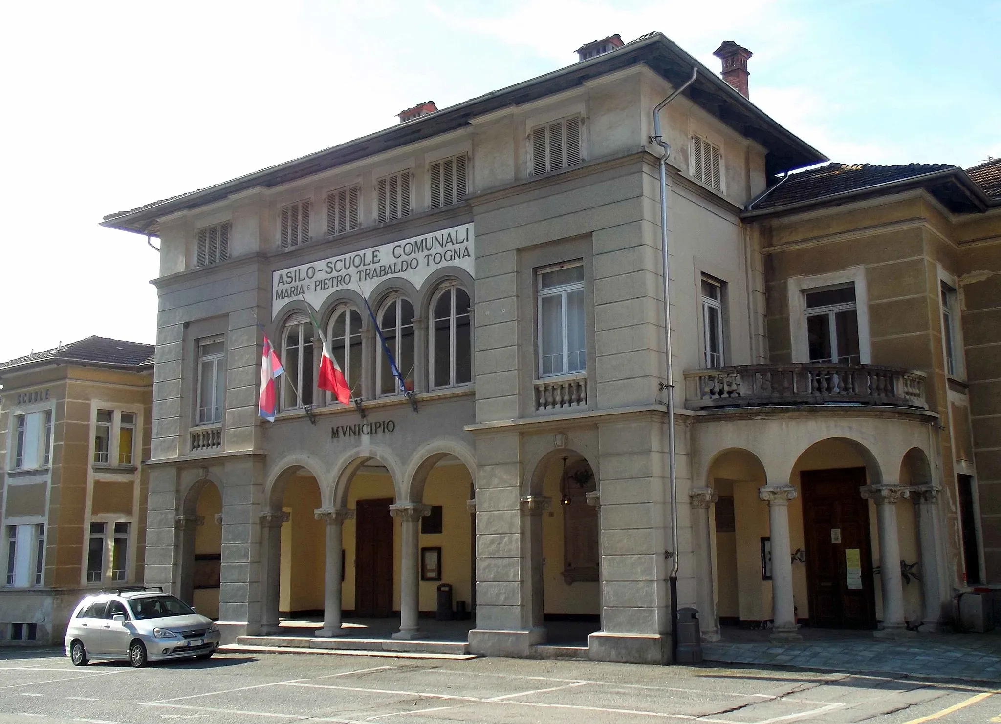 Photo showing: Pray (BI, Italy): town hall and school