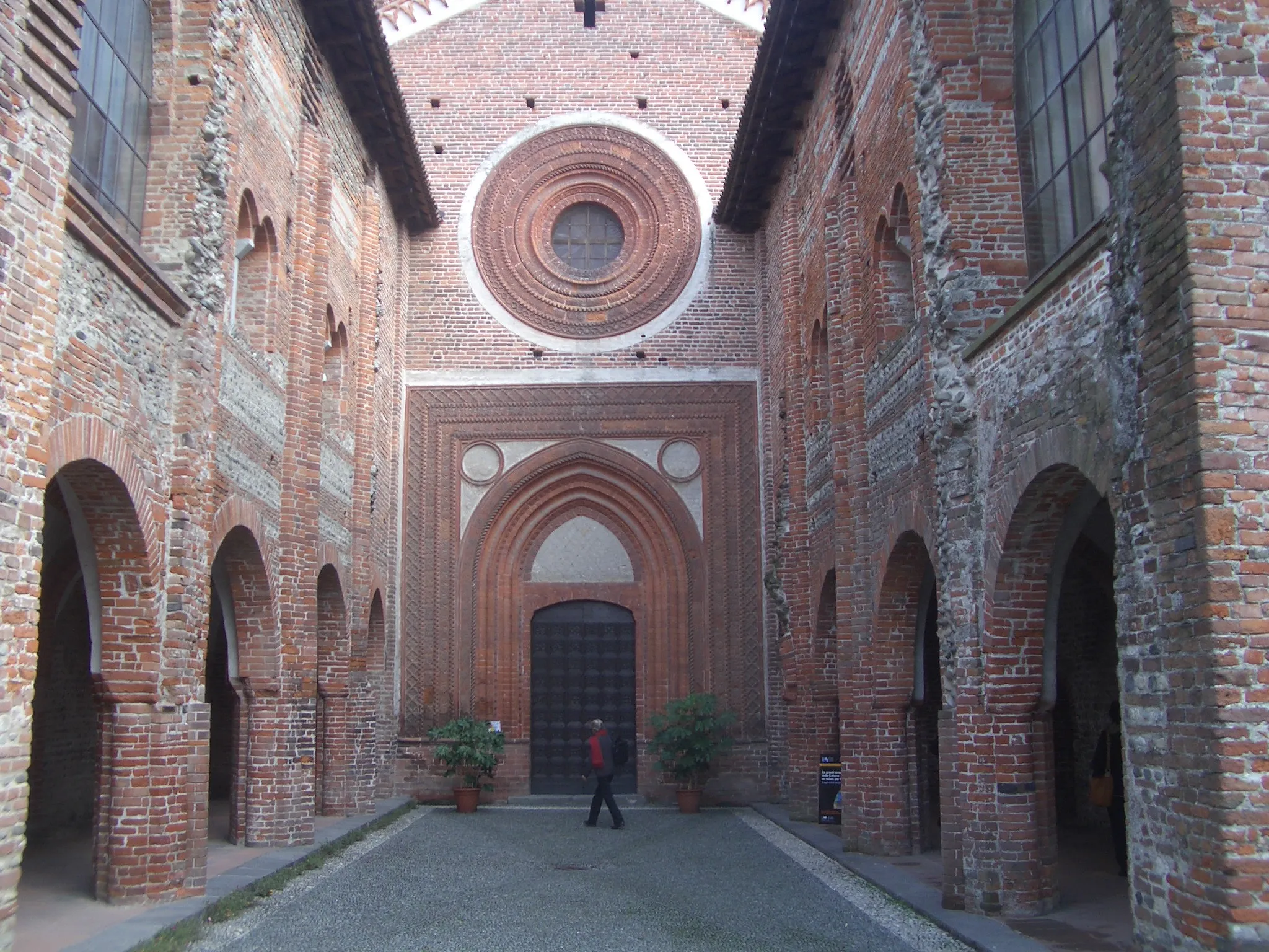 Photo showing: The facade of the church of St. Nazzaro and Celso Abbey, San Nazzaro Sesia, Novara, Italy.