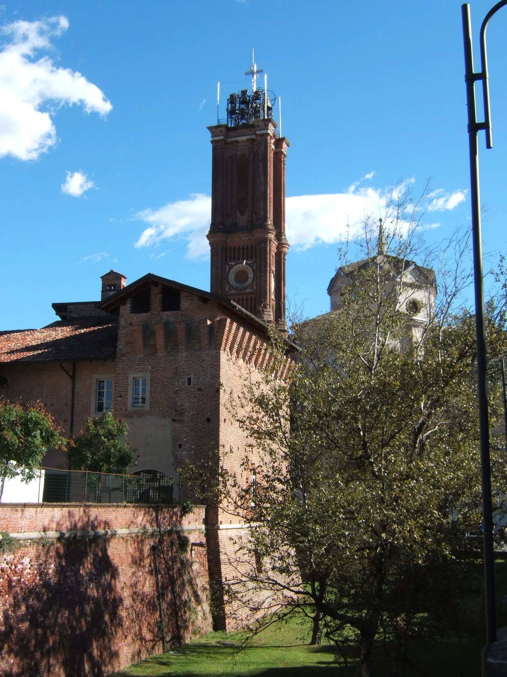 Photo showing: it:Galliate veduta del castello Sforzesco visconteo sede della Biblioteca e il campanile scoperto