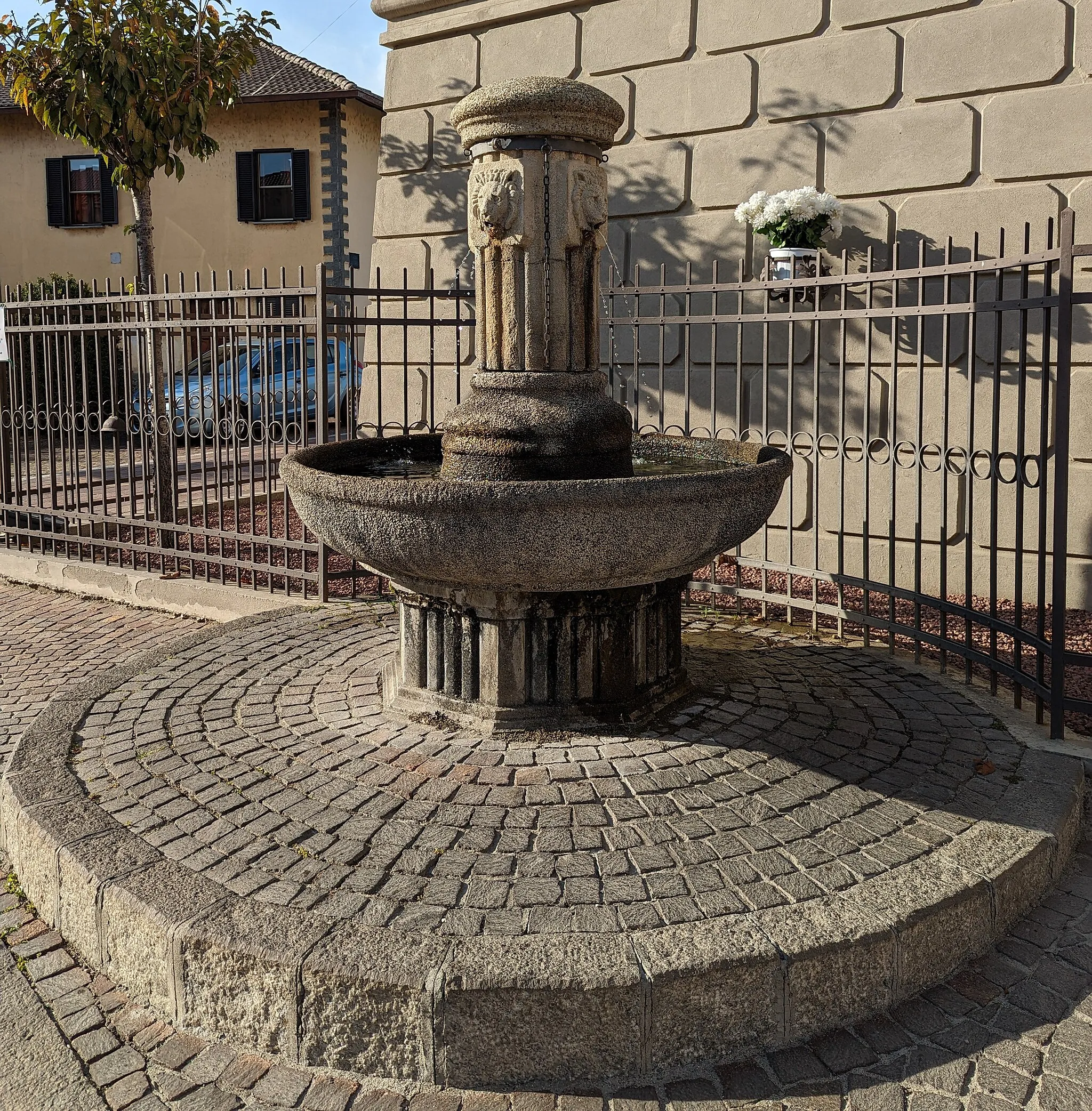 Photo showing: Fontana sul retro della torre di Biandrate (edificio a Biandrate NO)