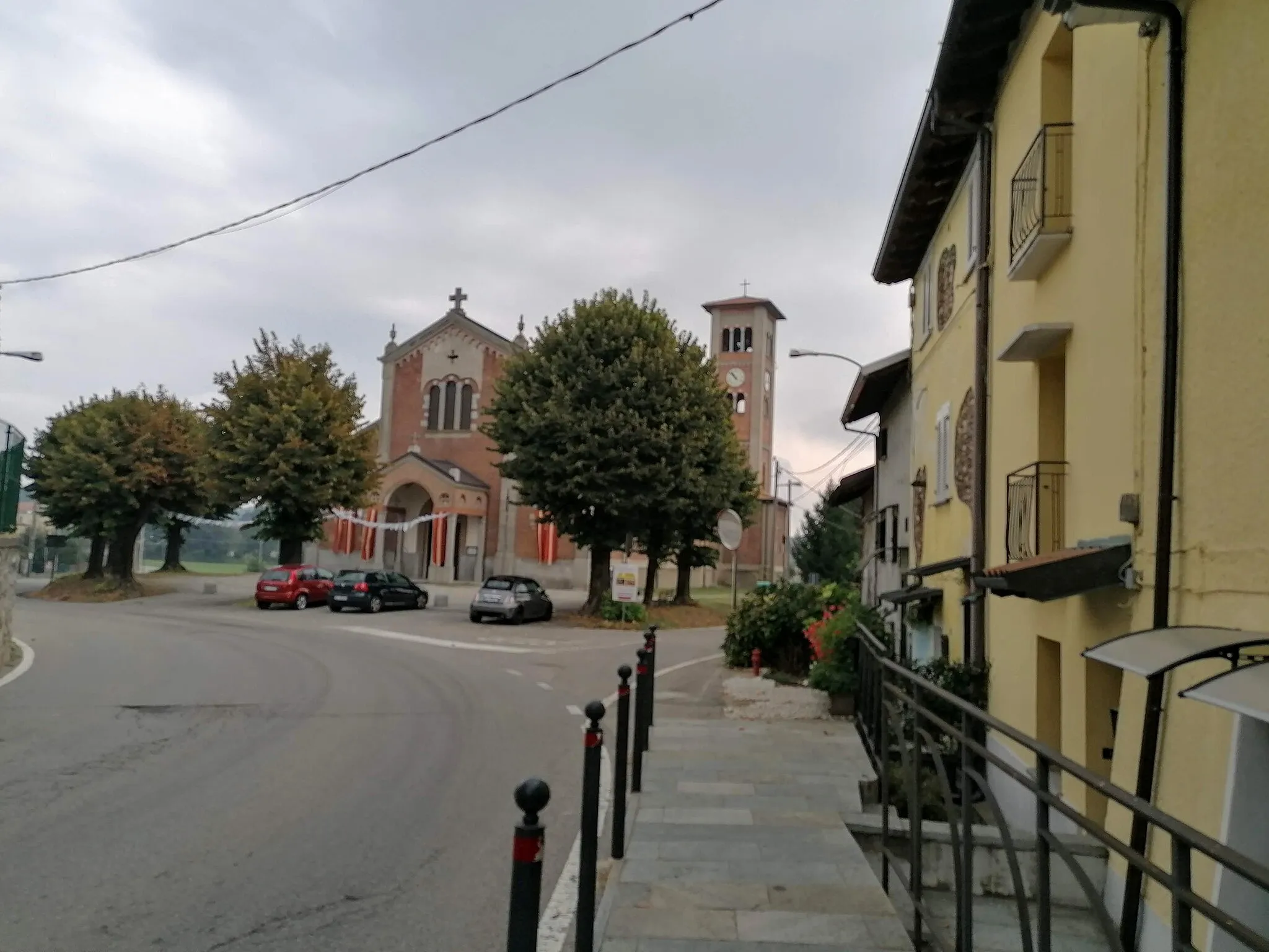 Photo showing: La Chiesa dei Santi Stefano e Rocco a Divignano vista da lontano.