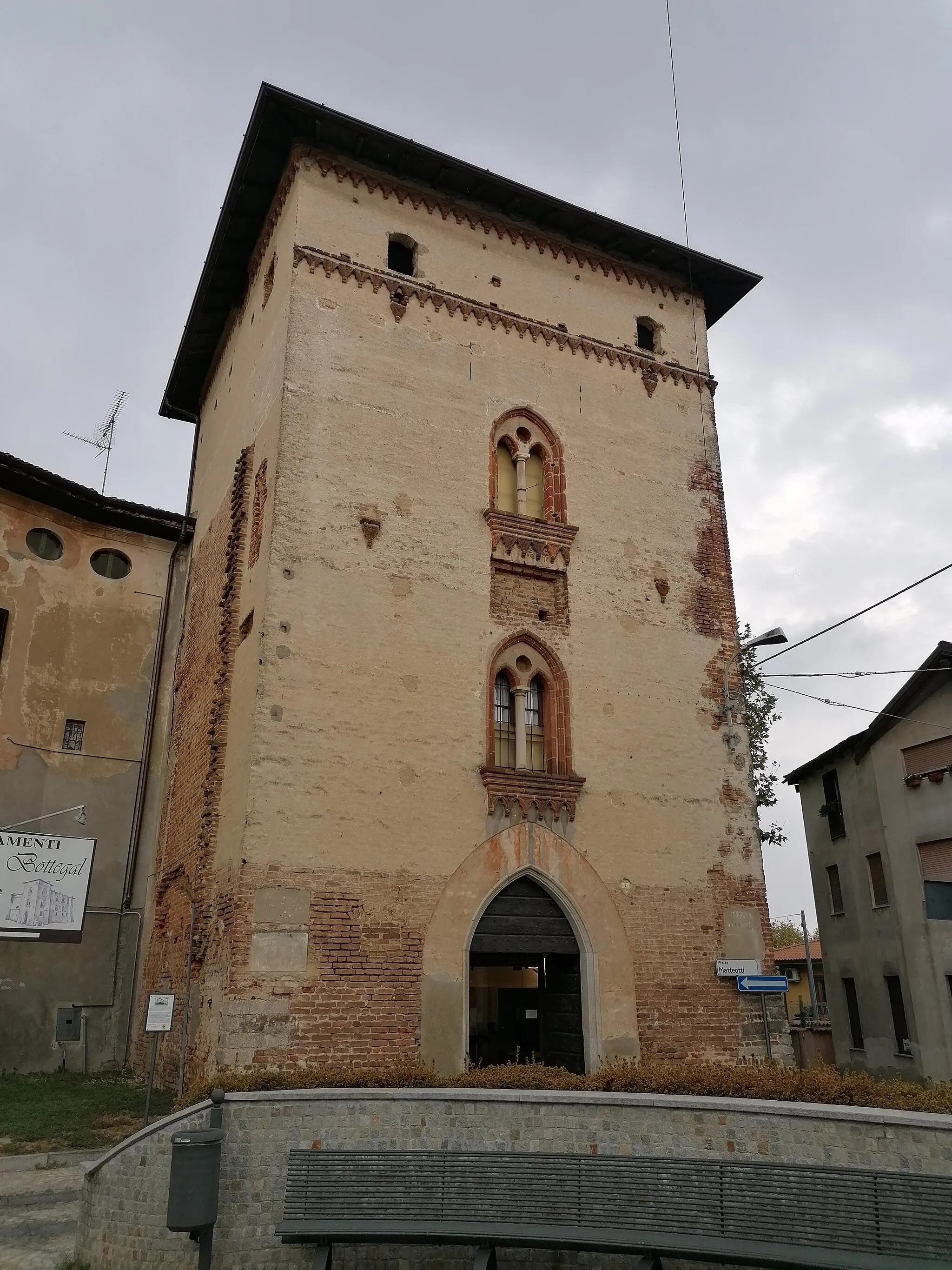 Photo showing: La torre principale del castello di Divignano.