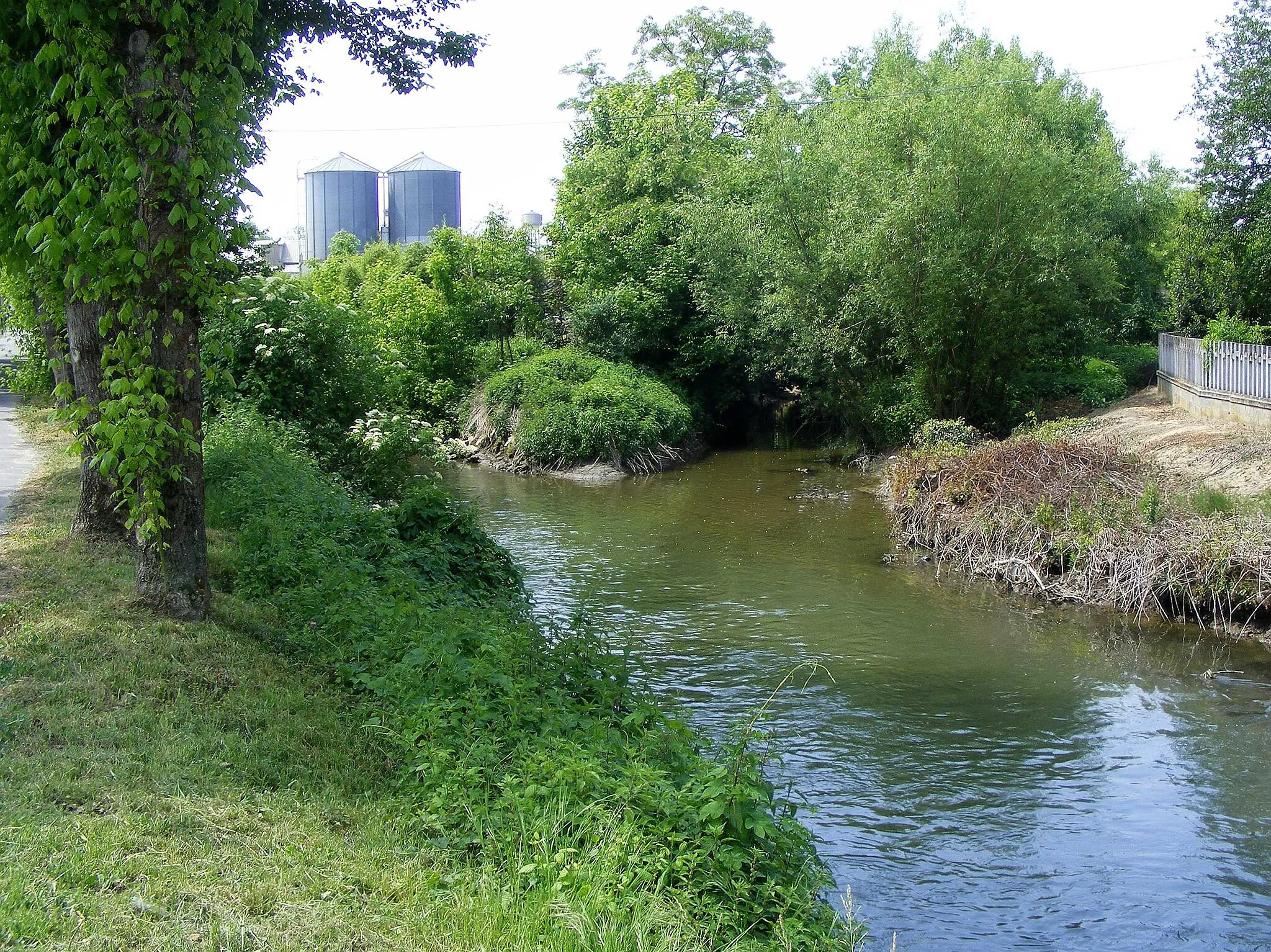 Photo showing: Confluence of Roggia Molinara in the Bona creek (Asigliano Vercellese, VC, Italy)