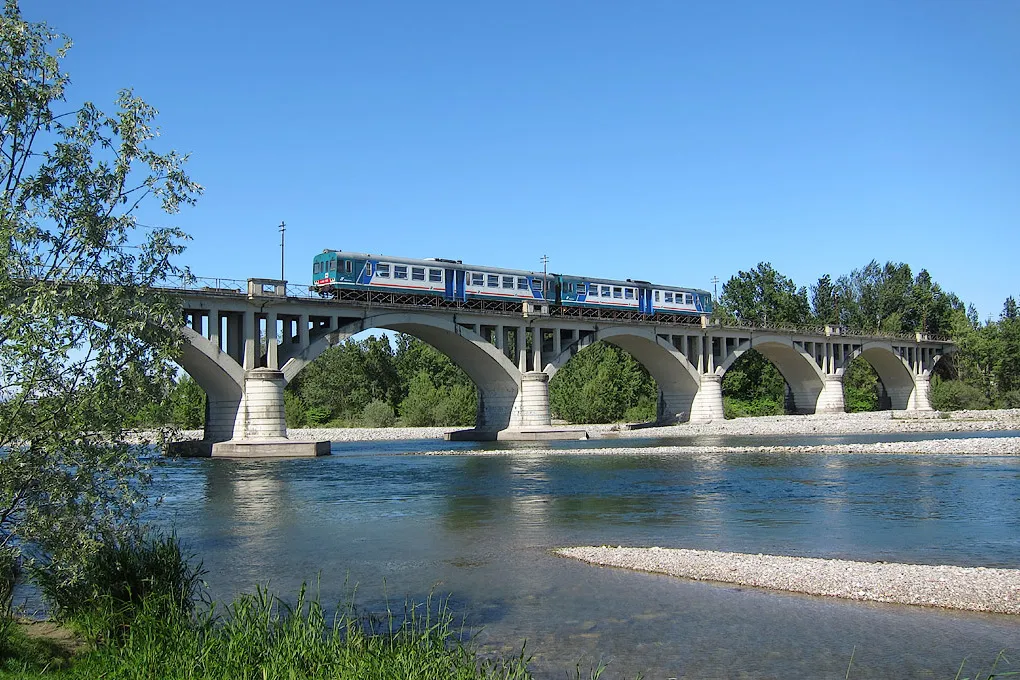 Photo showing: The bridge over the river Sesia of the Biella-Novara railway near Ghislarengo. A pair of thermal motor vehicles ALn 663 of the State Railways is in transit.