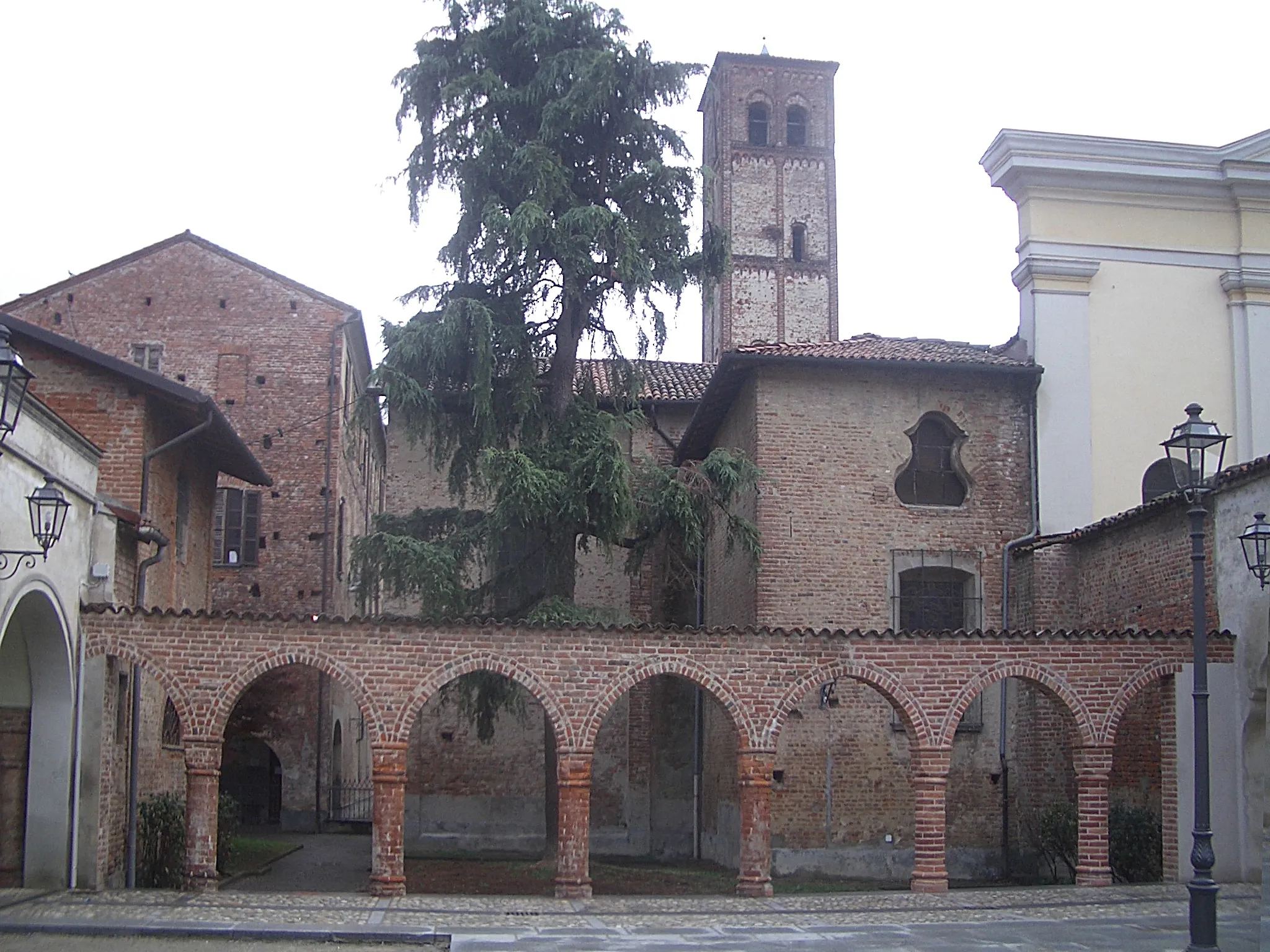 Photo showing: Ruins of the cloister  of St. Dominic convent; Trino, Vercelli, Italy