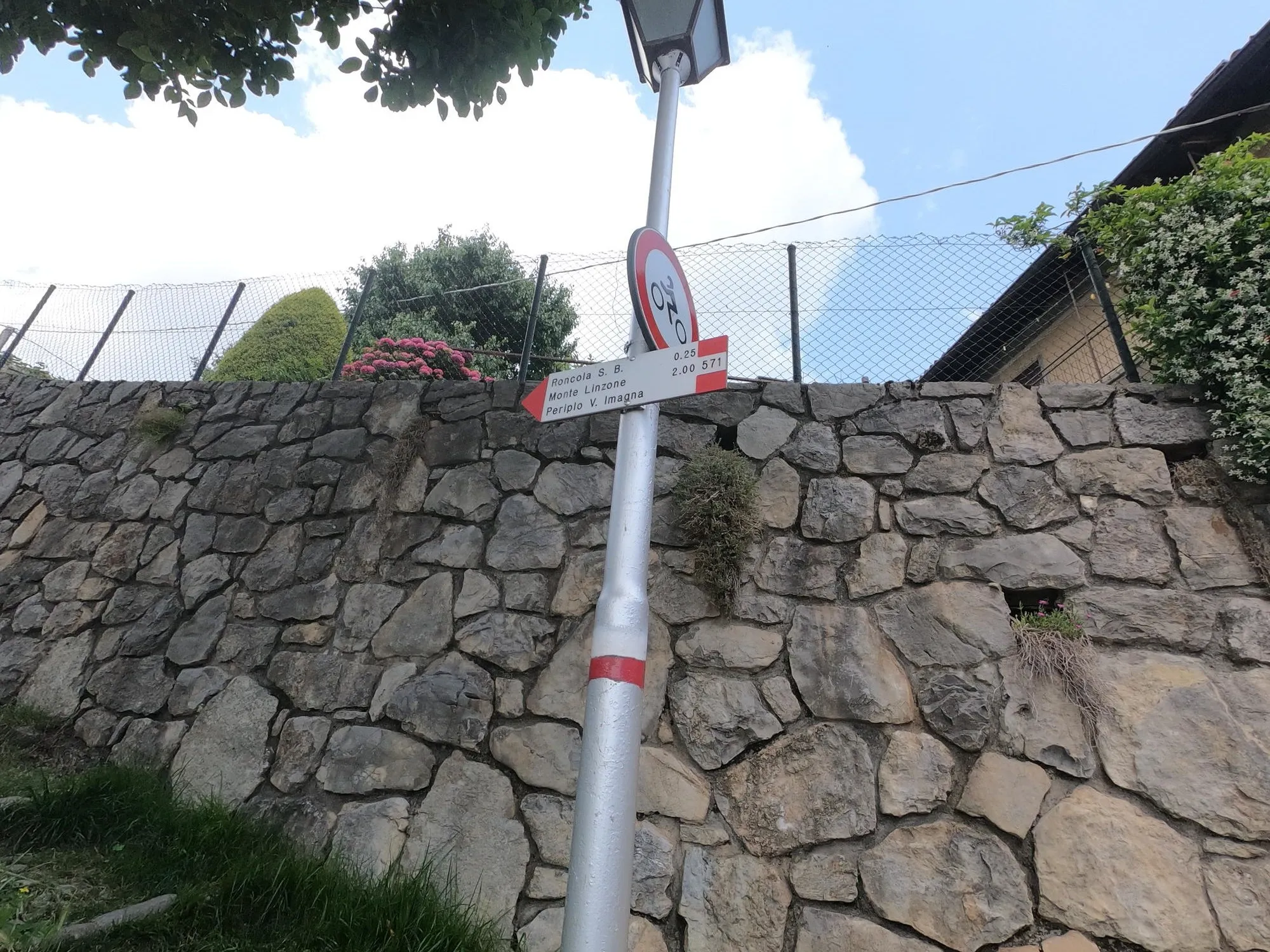 Photo showing: guidepost for openstreetmap