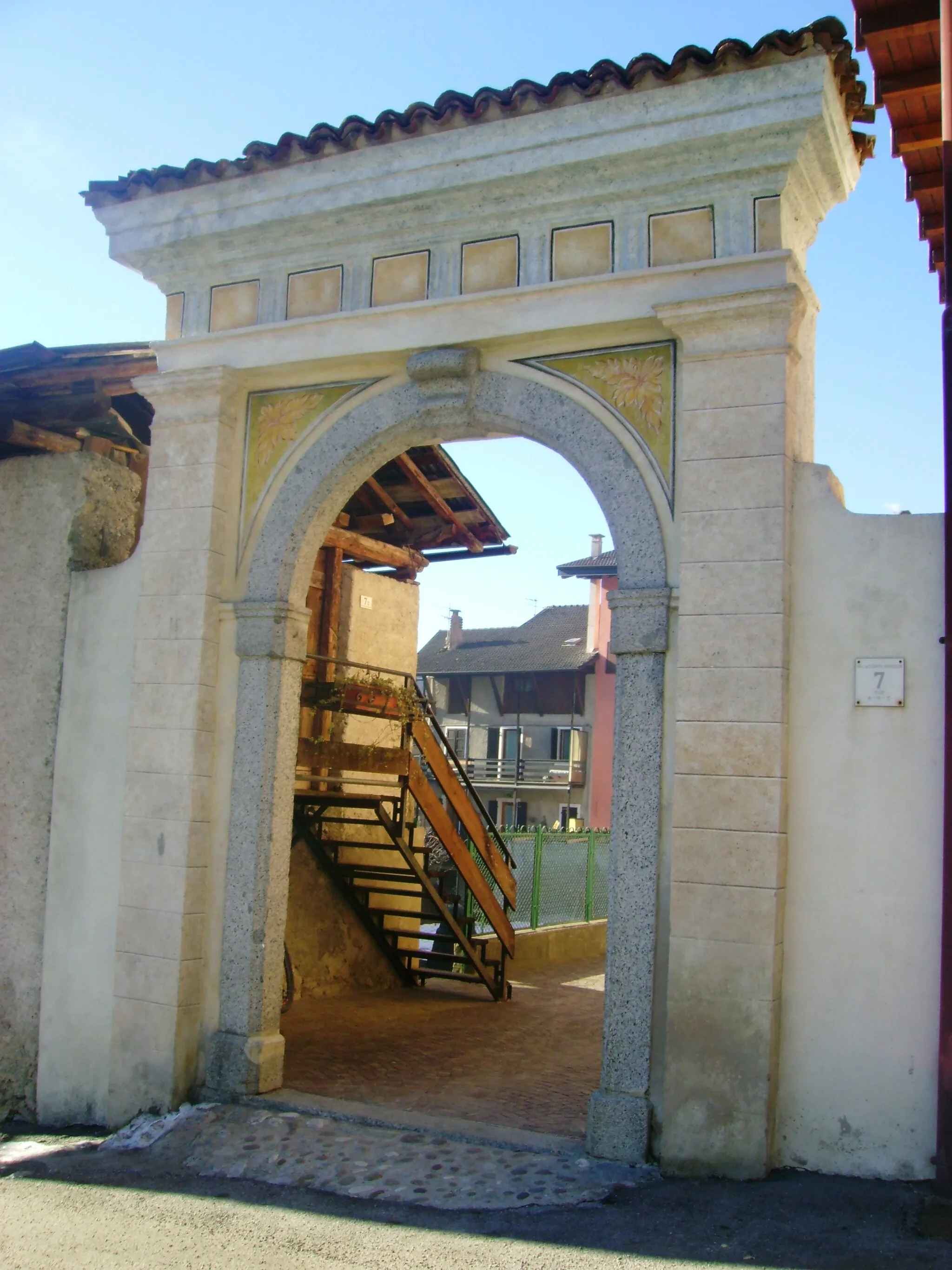 Photo showing: Portone di entrata di un antico palazzo nobiliare in via dei Conti Ravizza a Tiarno di Sopra (Ledro, TN)