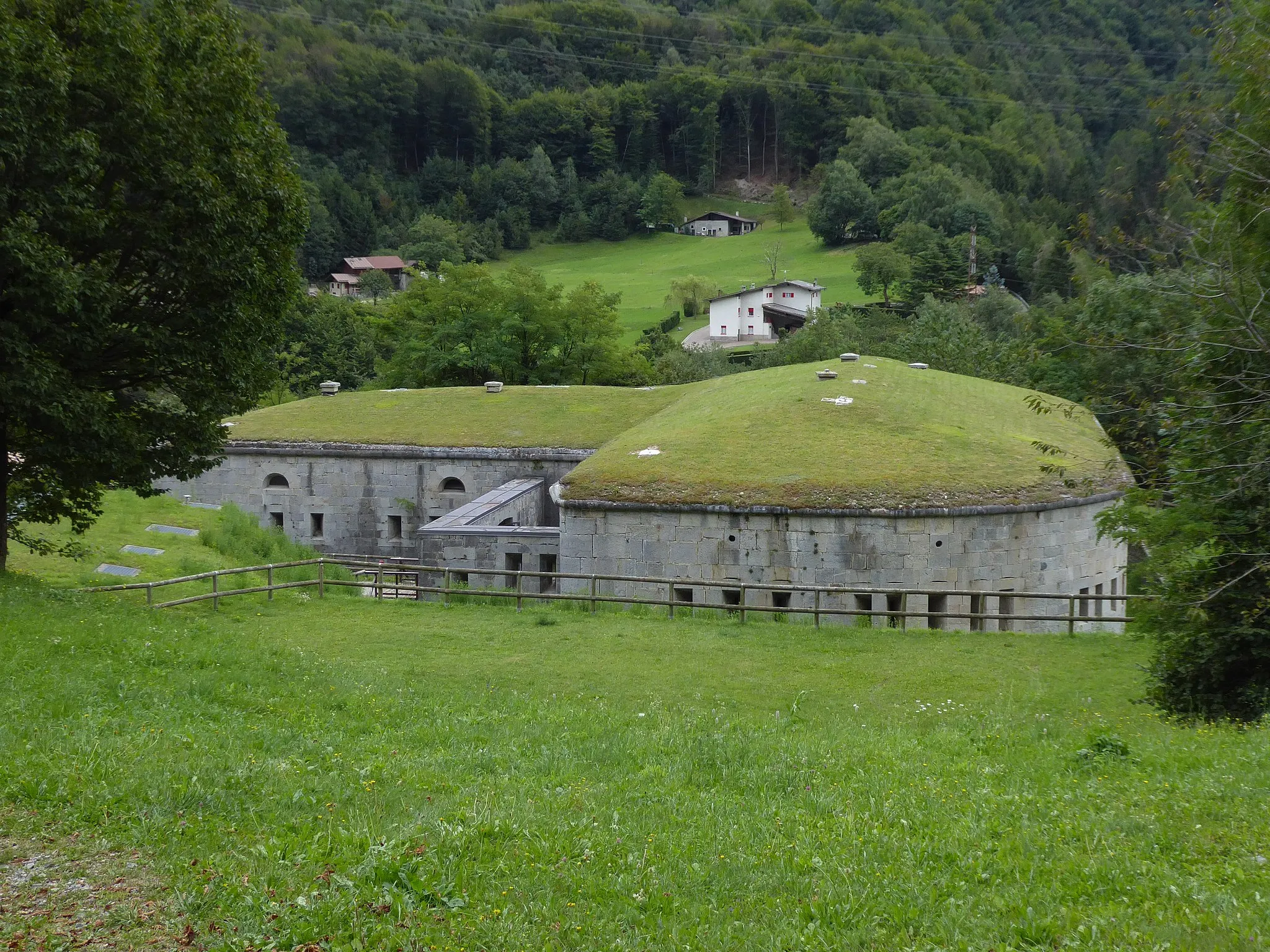 Photo showing: Forte Larino near Lardaro (Sella Giudicarie, Trentino, Italy)