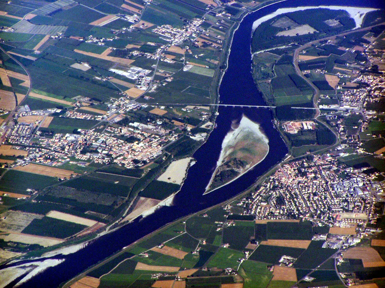 Photo showing: Aerial view of Castelmassa and Sermide, Lombardy, Italy. River Po crossed by Provincial Road 34bis.