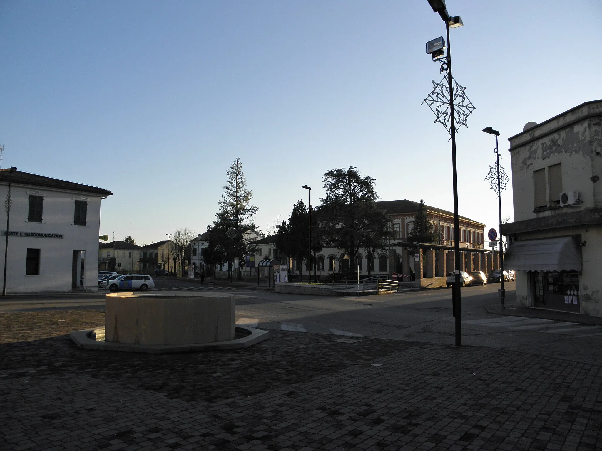 Photo showing: Castelnovo Bariano: vista del centro con sullo sfondo la palazzina municipale presa dalla piazza antistante la chiesa di sant'Antonio di Padova.