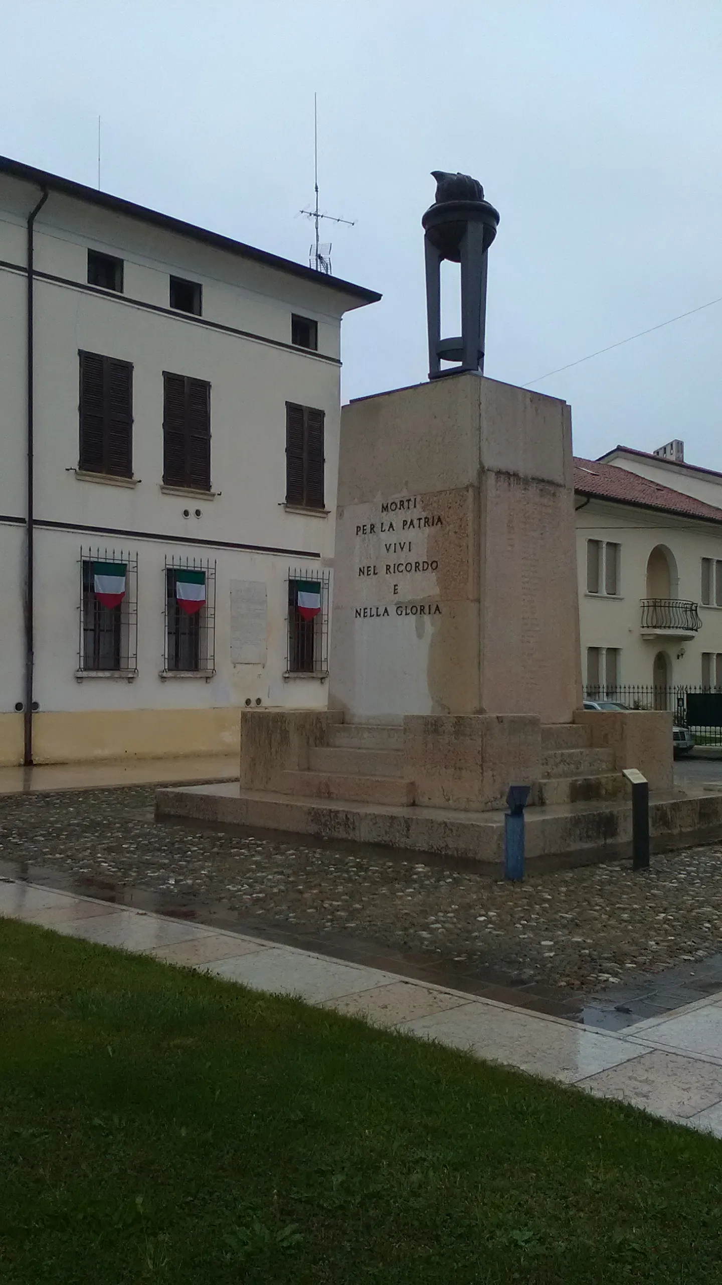 Photo showing: Monumento ai caduti di Castelmassa