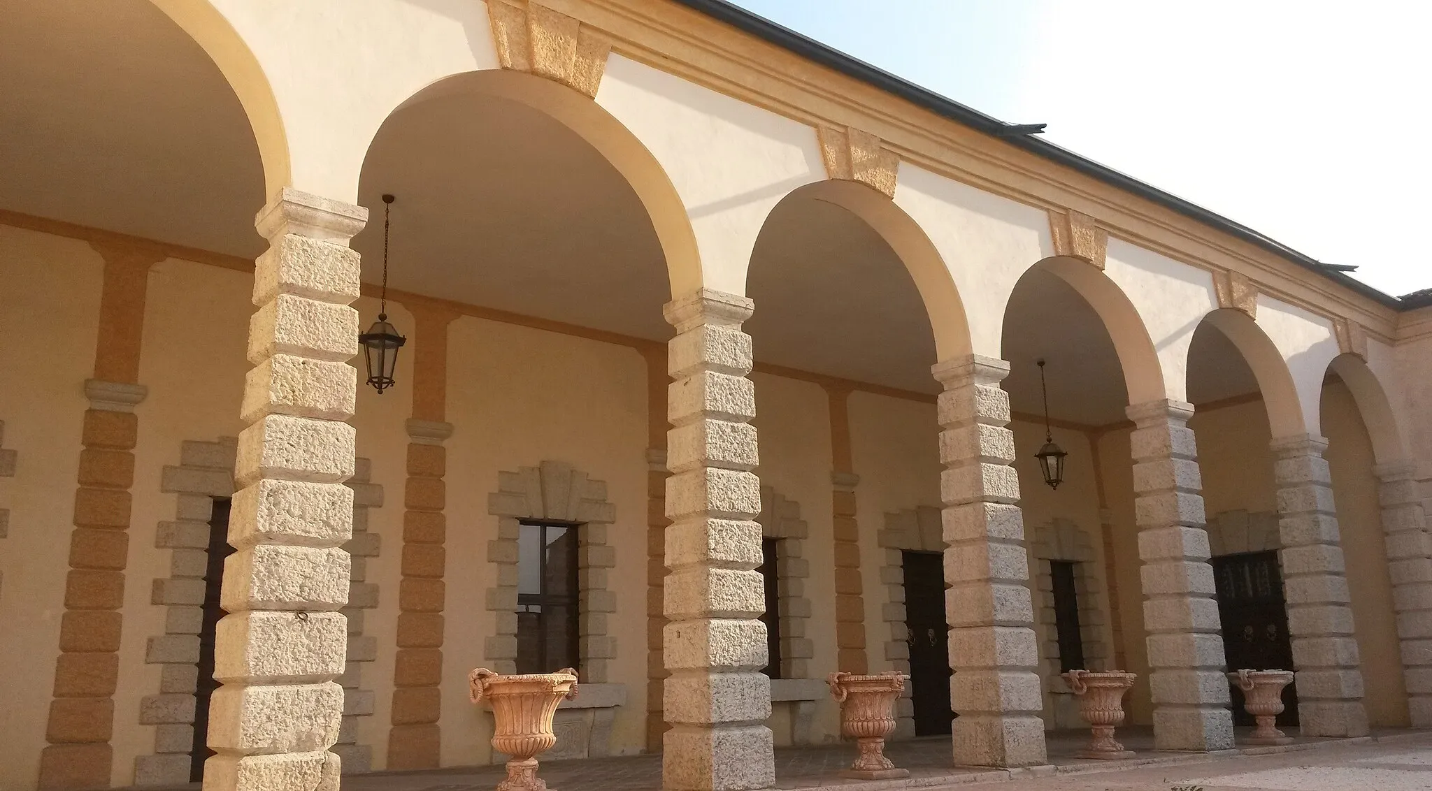 Photo showing: Loggia aperta sulla corte interna, 1580 circa (restaurata nel 2014), scuola di Michele Sanmicheli.