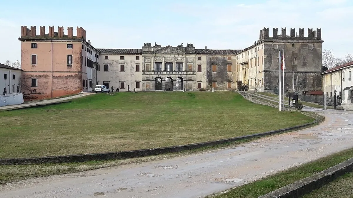 Photo showing: Questa foto rappresenta Villa Violini Nogarola detta anche Il Castello, ubicato nel Comune di Castel d'Azzano