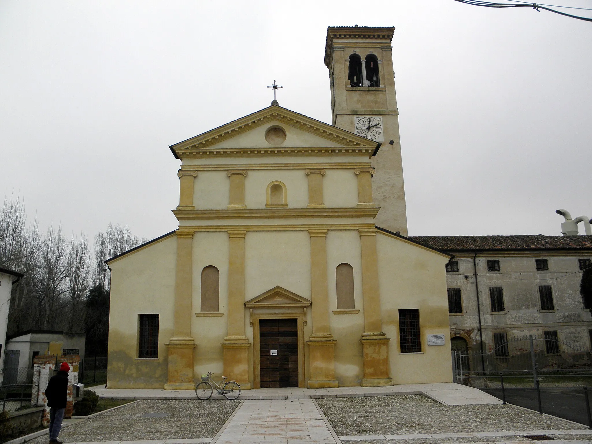 Photo showing: Concamarise, la vecchia chiesa parrocchiale dei Santi martiri Lorenzo e Stefano.