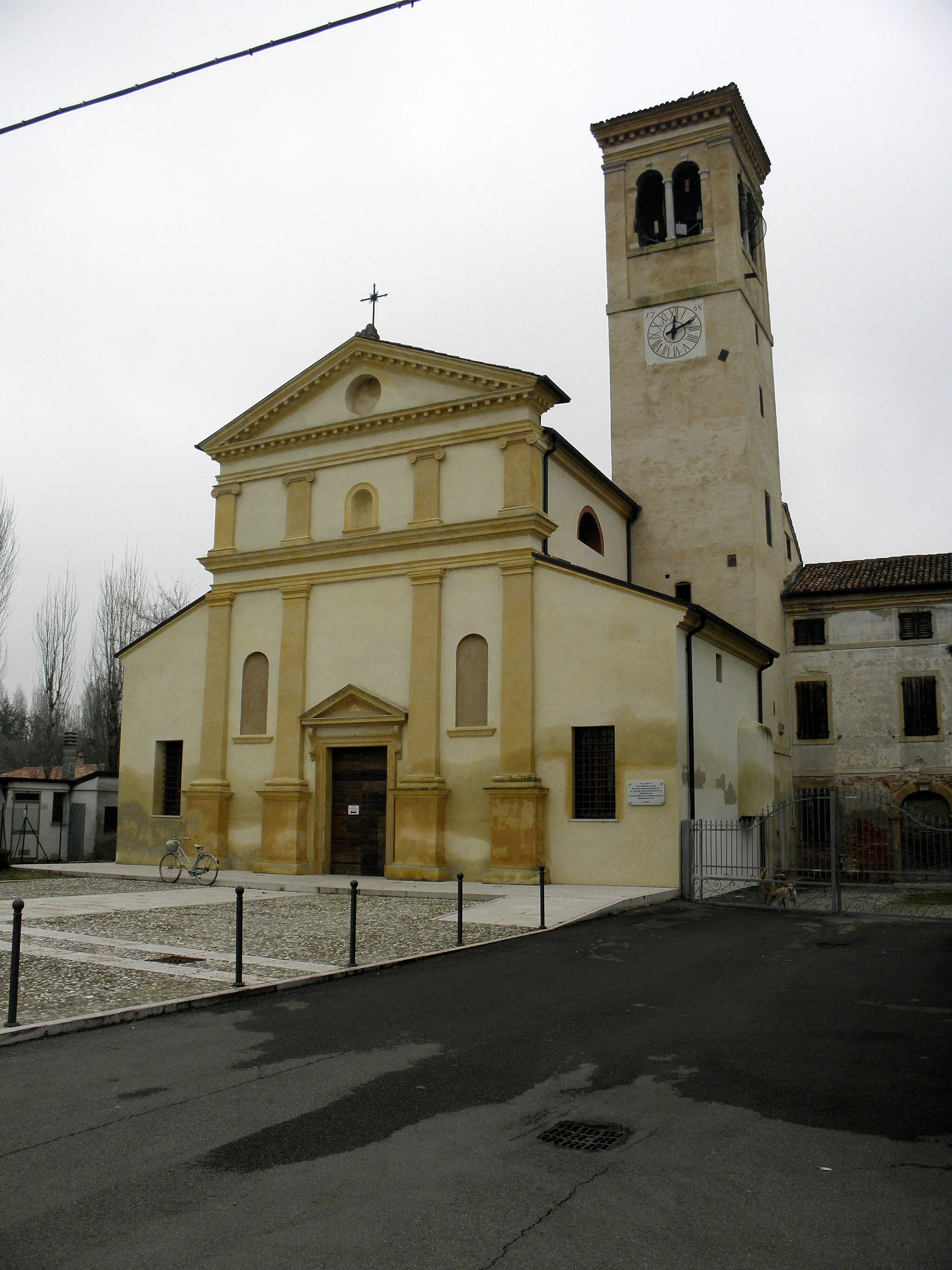 Photo showing: Concamarise, la vecchia chiesa parrocchiale dei Santi martiri Lorenzo e Stefano.