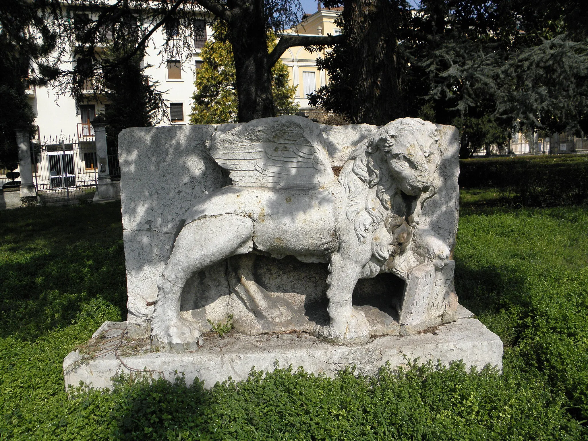 Photo showing: Legnago, via XX settembre: la statua del leone marciano simbolo della Repubblica di Venezia.