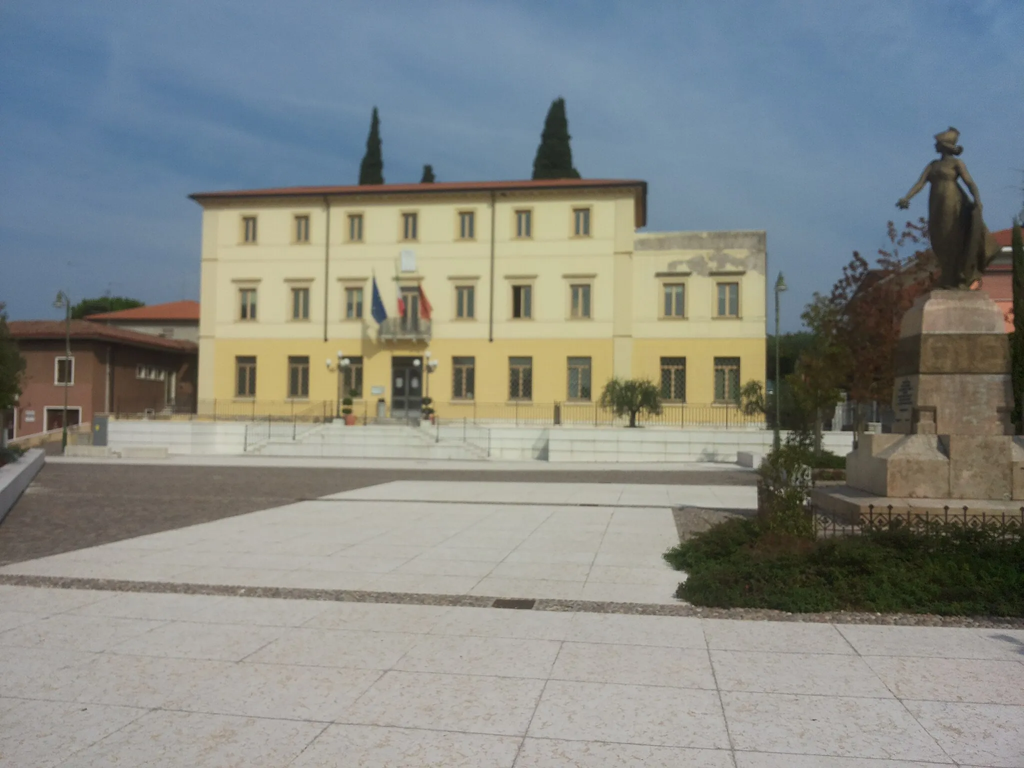 Photo showing: Comune di Pastrengo e piazza antistante