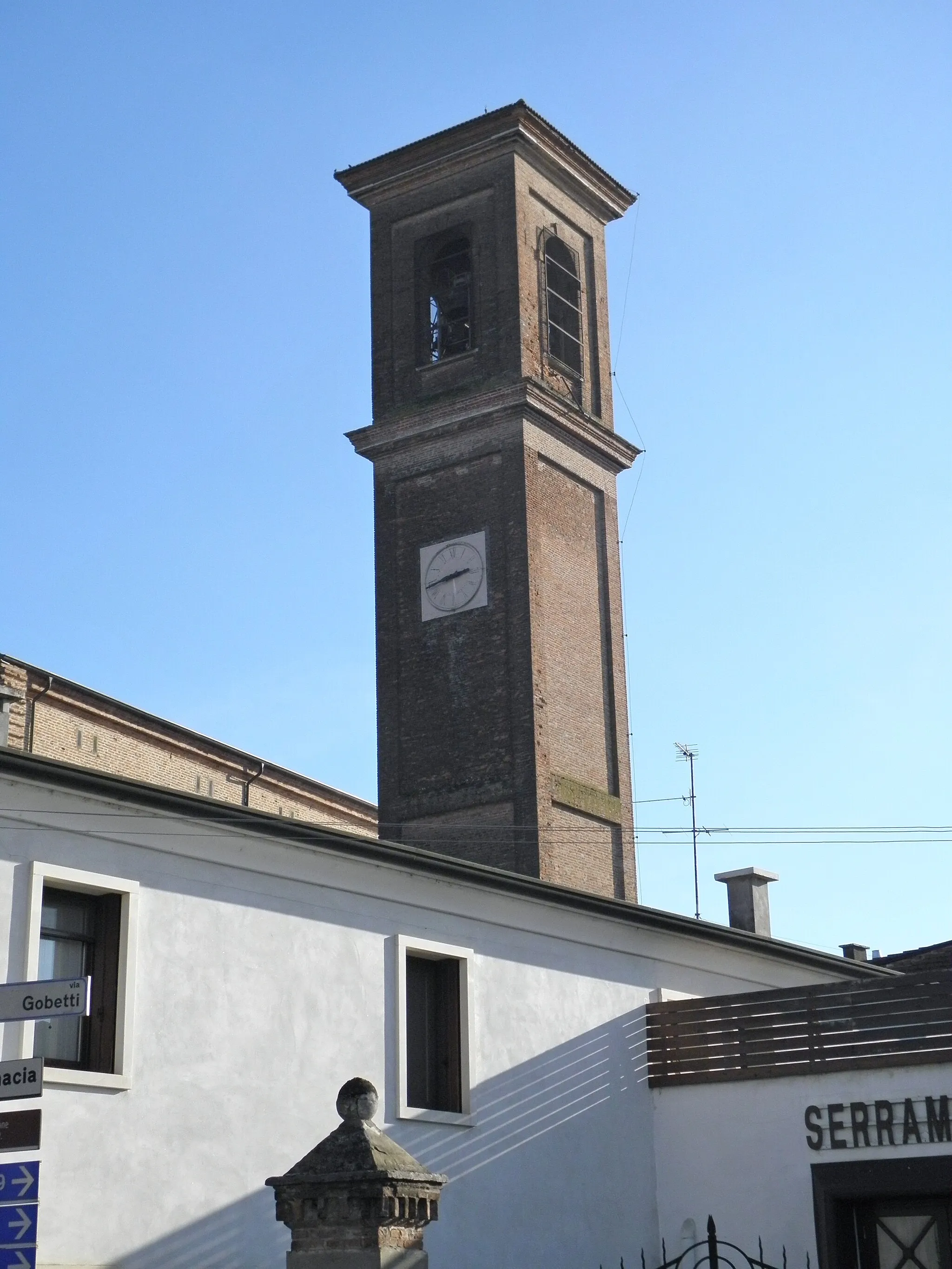 Photo showing: San Pietro di Morubio: il campanile della chiesa dei Santi Pietro e Paolo apostoli spunta tra gli edifici adiacenti.