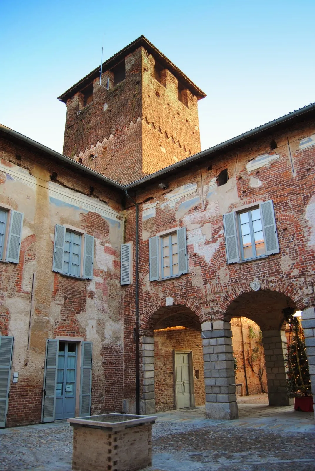 Photo showing: Castello Visconteo Fagnao O. -  Cortile Interno