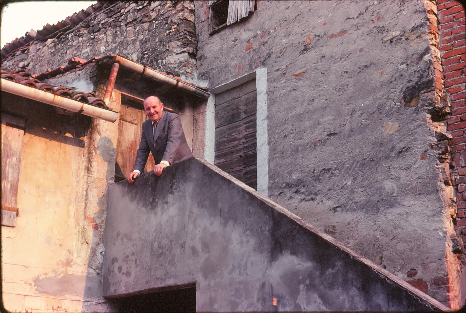 Photo showing: Cesare Pozzi "Fusco" all'esterno della stanza dove nacque a Vicobarone