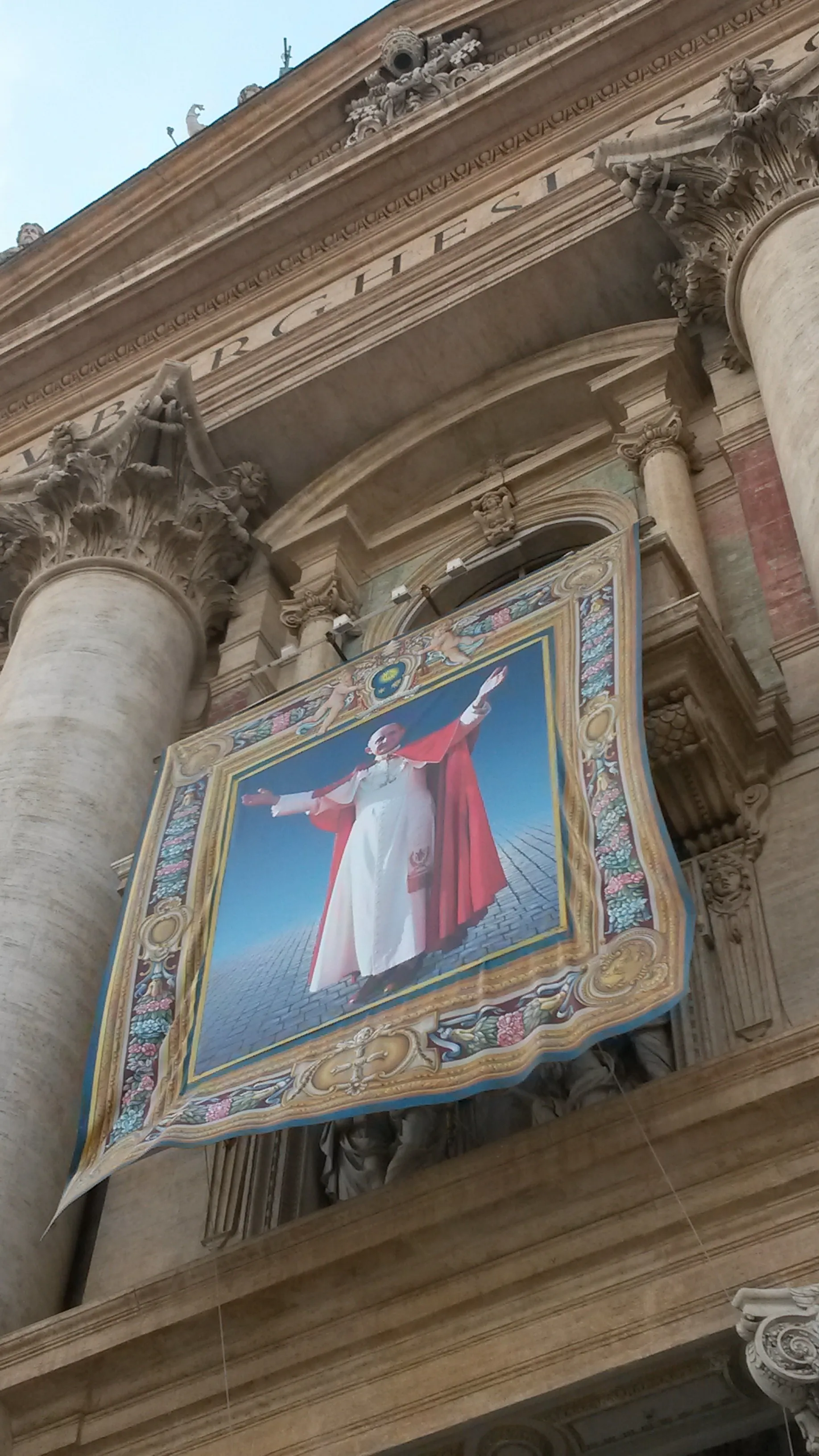 Photo showing: Arazzo esposto sulla facciata della Basilica di San Pietro in occasione della beatificazione di Paolo VI