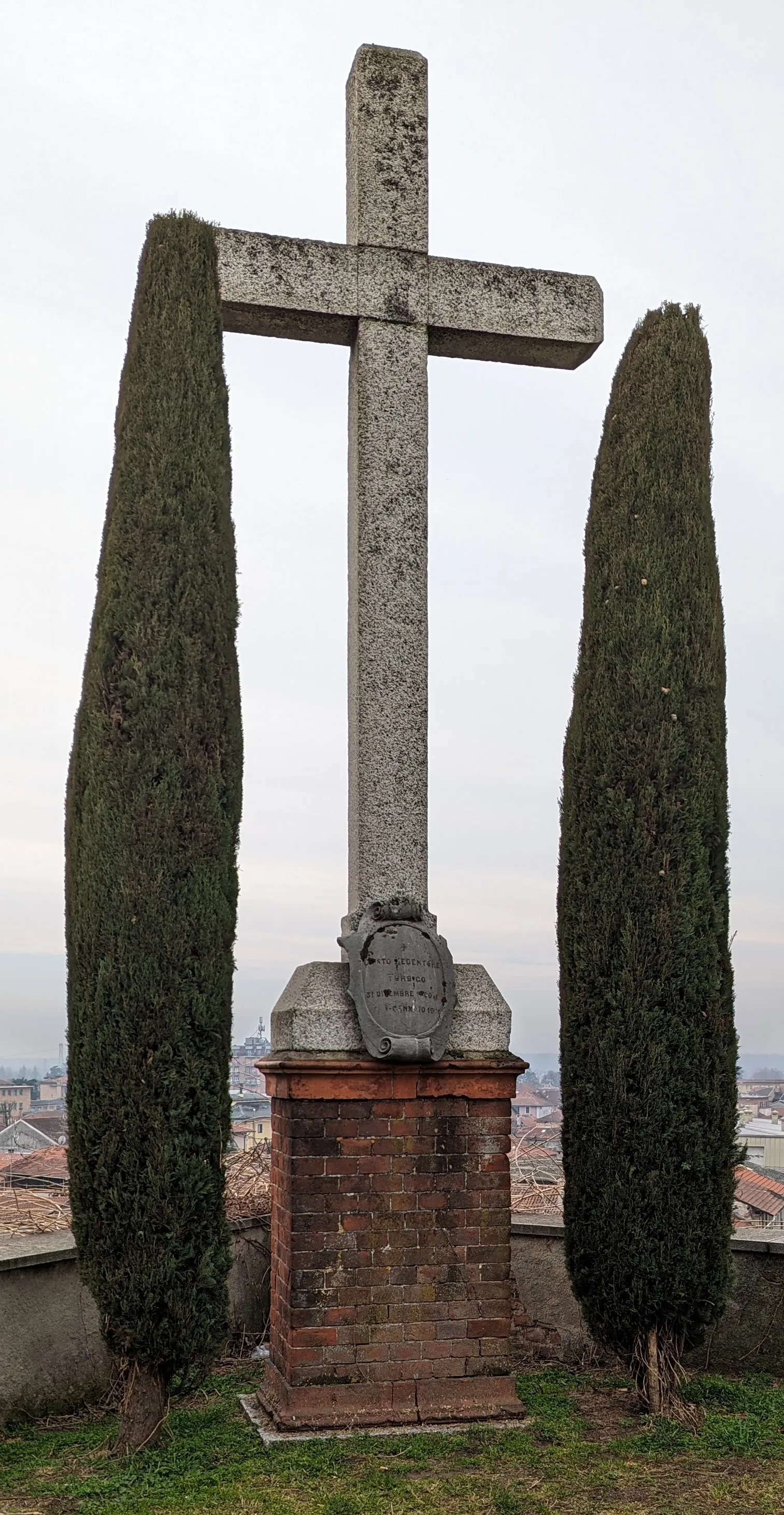 Photo showing: croce davanti alla chiesa della beata Vergine Assunta a Turbigo