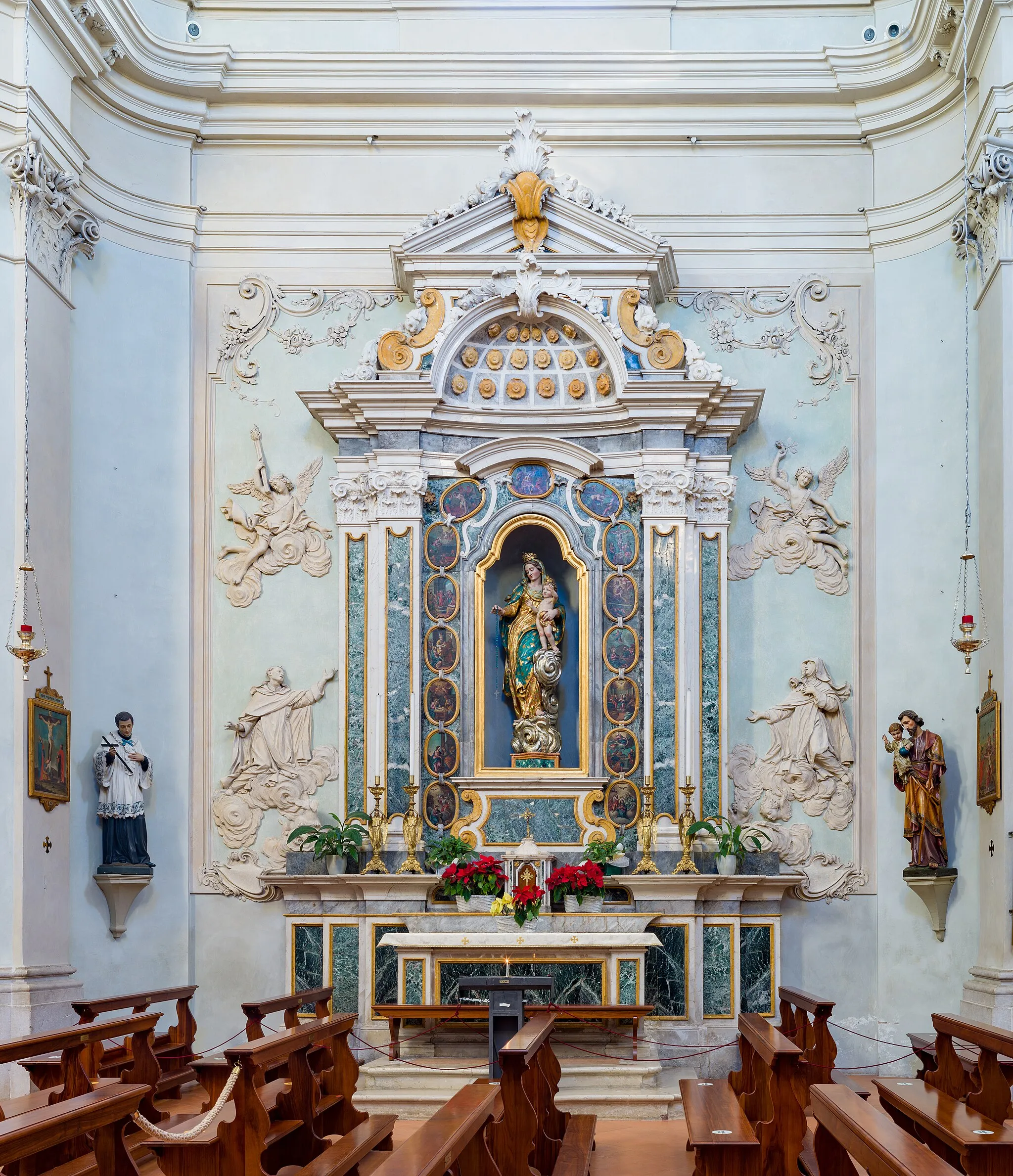 Photo showing: Altar dedicated to Our Lady of the Rosary sculpture by Antonio Ferretti in the Chiesa di San Silvestro church in Folzano, Brescia. Stucco reliefs by Antonio Ferretti (sculptor).