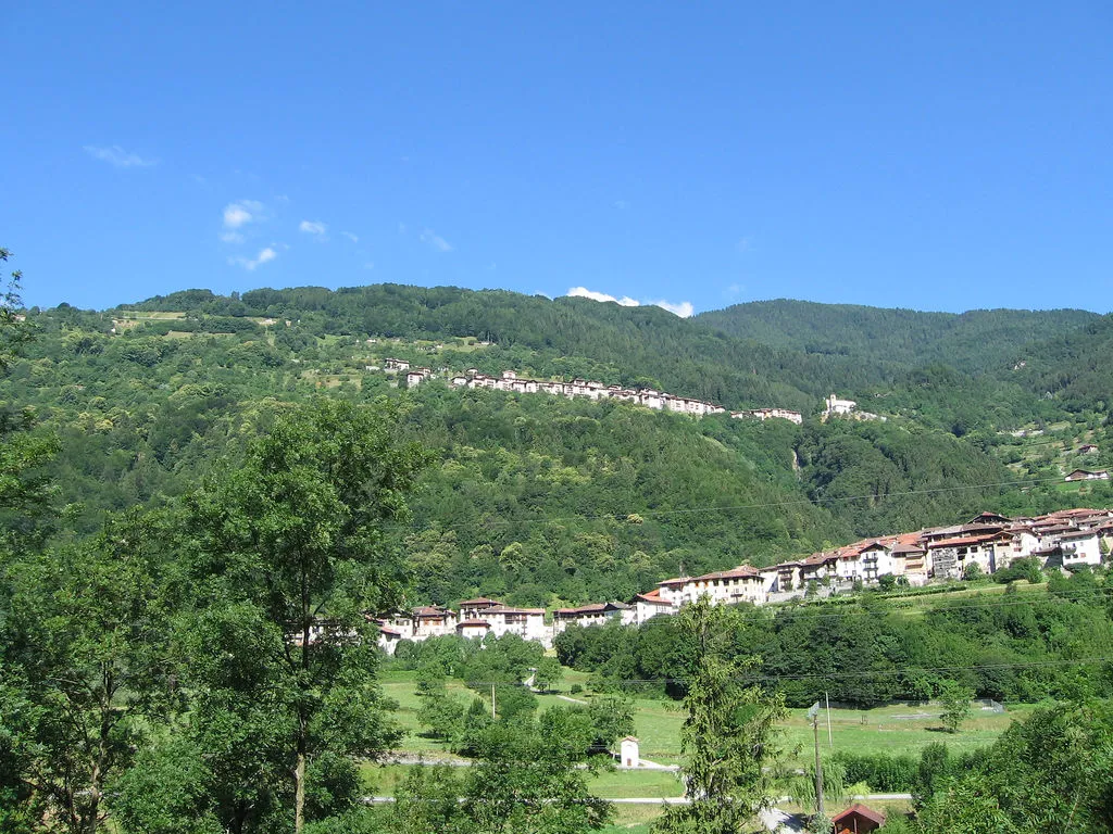 Photo showing: Cimego, visibile sullo sfondo Castel Condino, Trentino Alto Adige, Italia Cimego, sullo sfondo Castel Condino