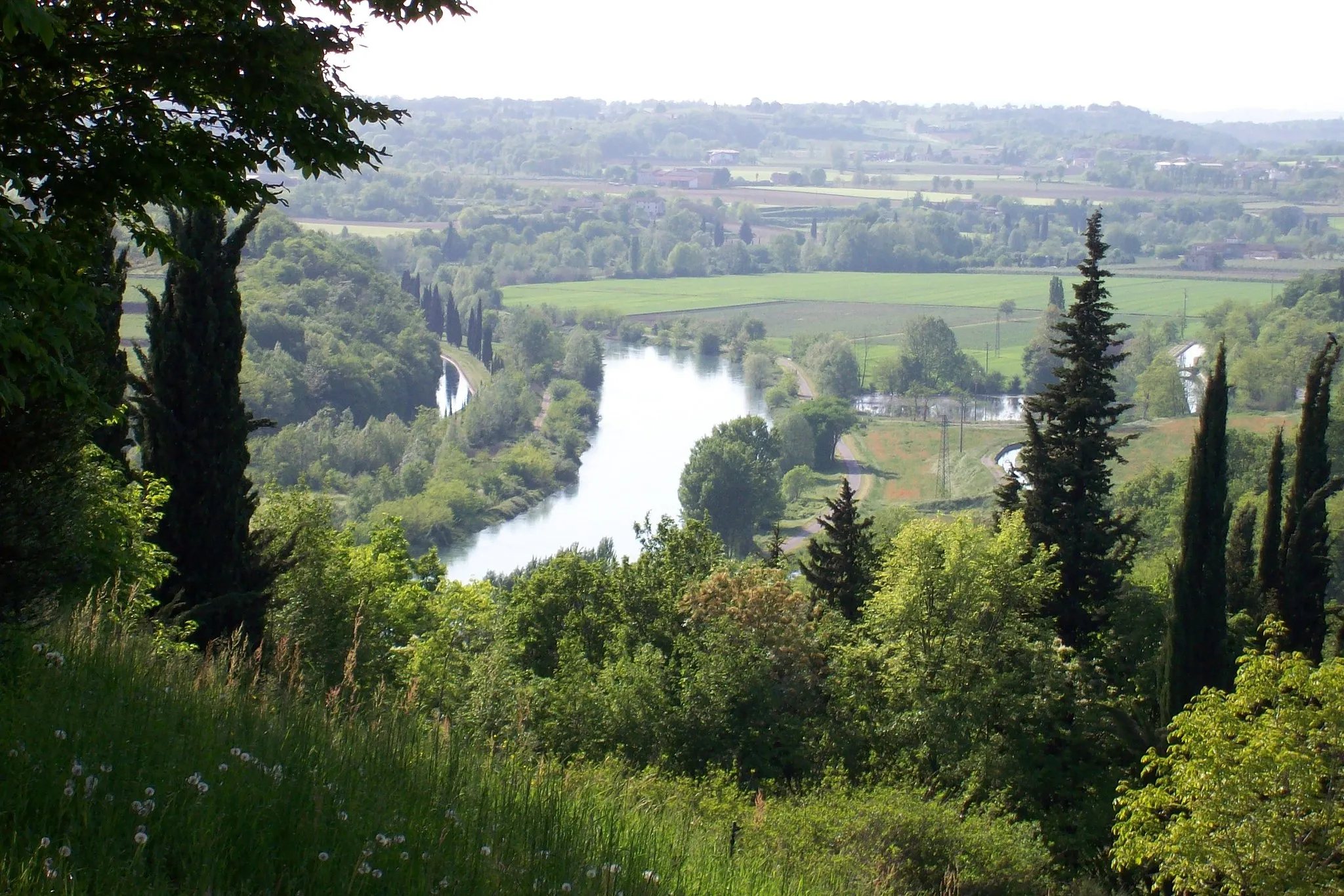 Photo showing: The Mincio river in Valeggio, province of Verona, seen from a near height at Parco Sigurtà