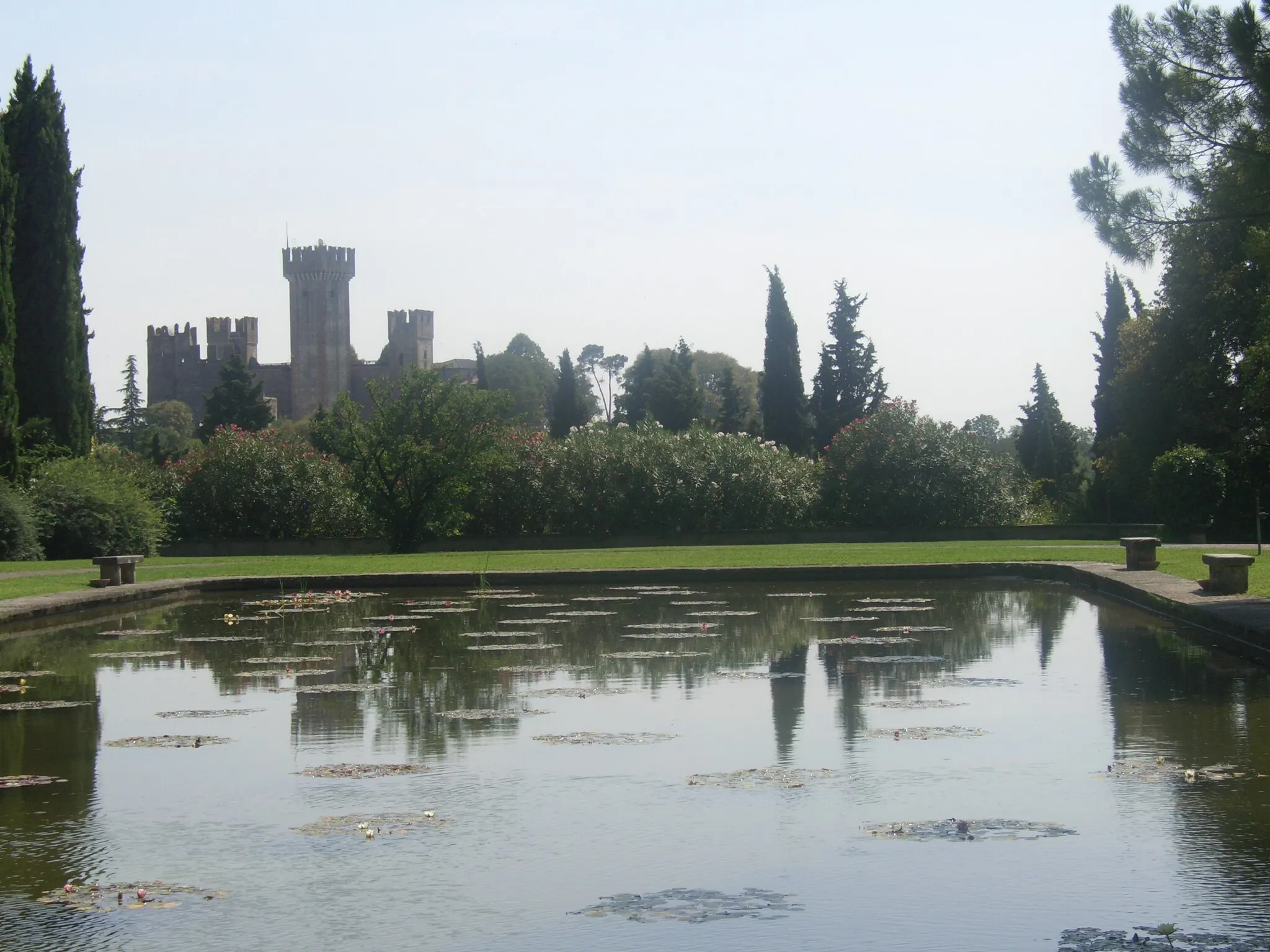 Photo showing: Castello che si specchia in una della "piscine del Parco Sigurtà, nei pressi del Lago di Garda