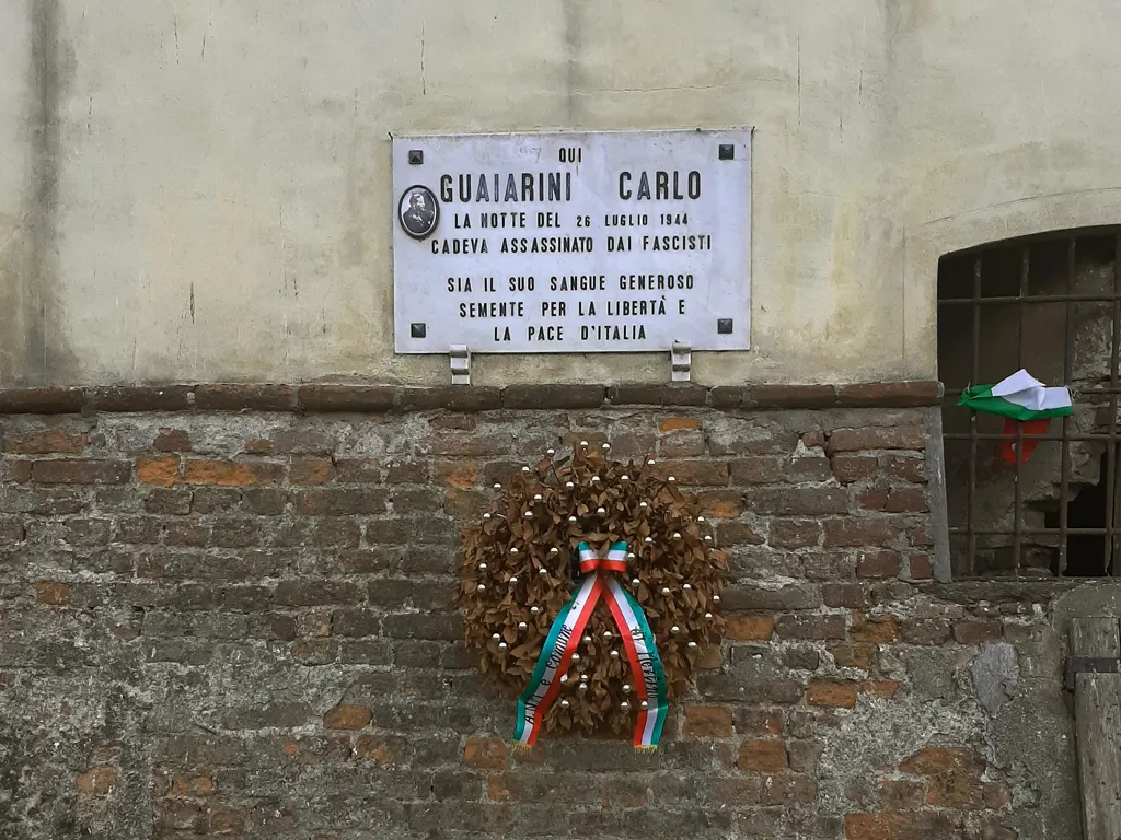 Photo showing: Targa in ricordo del partigiano Carlo Guaiarini posta sul muro esterno del palazzo Carcassola a Marzano, frazione di Merlino.