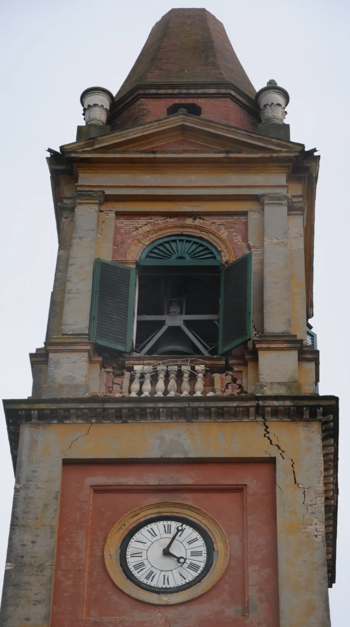 Photo showing: Terremoto maggio 2012: l'orologio del campanile

di Sant'Agostino fermo sull'ora della scossa
