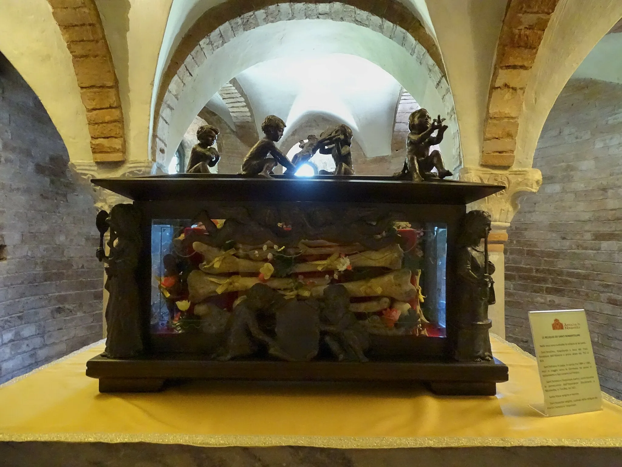 Photo showing: Relics of the Nonantolan Saints in the Abbey of Saint Sylvester in Nonantola: St Anselm, St Hadrian, St Senesio, St Teonas, St Fusca, St Anseride. The Reliquary was made in 1990.