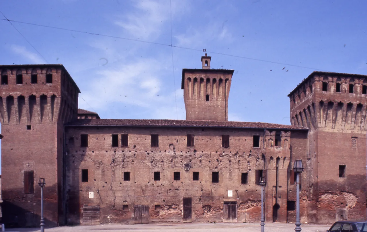 Photo showing: Modena (provincia). Mirandola. Castelli. E.P.T. Bologna.
