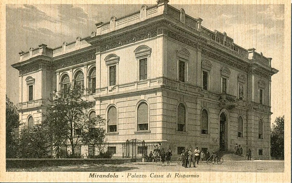 Photo showing: Palazzo della Cassa di Risparmio di Mirandola negli anni 1930