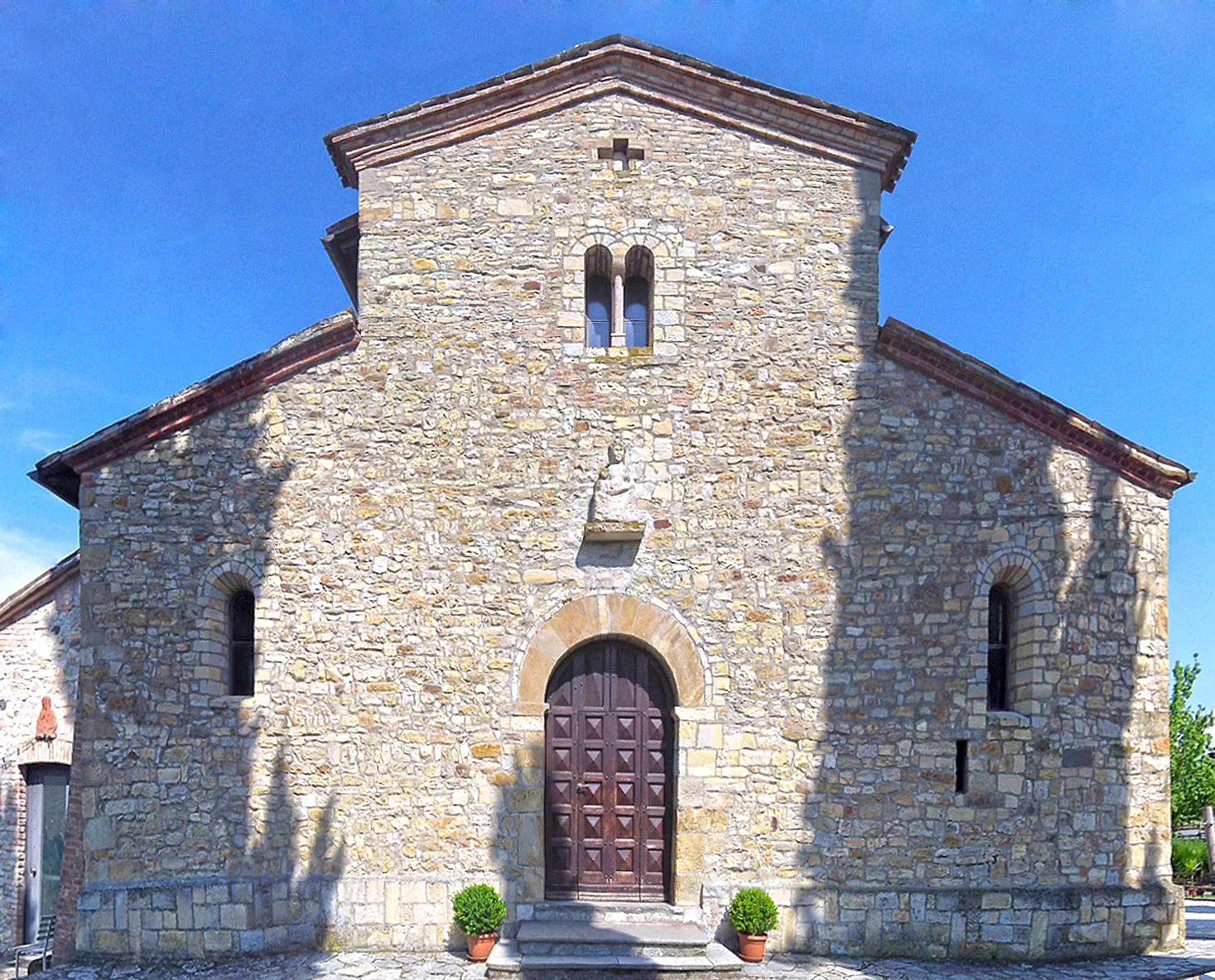 Photo showing: Facciata della chiesa romanica di san Giovanni in Contignaco - frazione di san Giovanni in Contignaco, comune di Salsomaggiore Terme, Parma - foto scattatal'8 giugno 2019