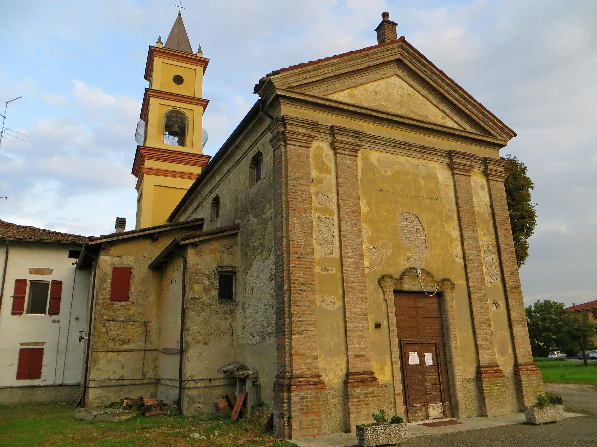 Photo showing: Chiesa di San Lorenzo (Bellena, Fontevivo) - facciata e lato nord